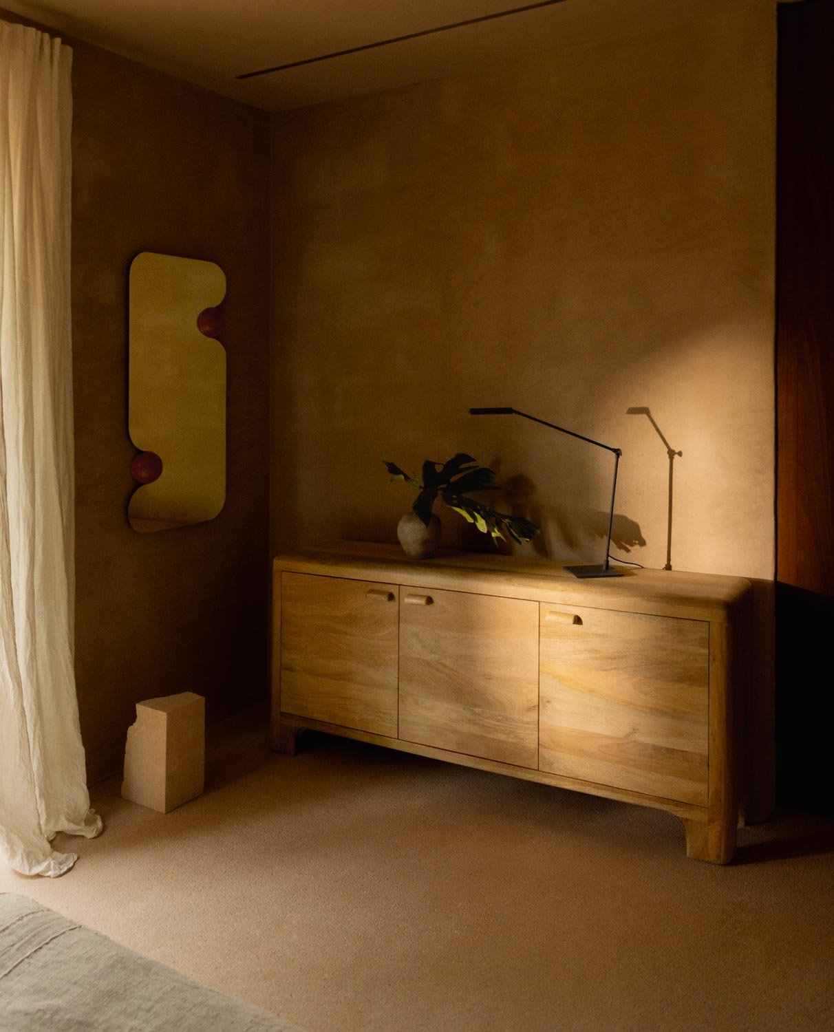 Niedriges Sideboard aus Mangoholz mit 3 Türen Reichel, Galeriebild 2