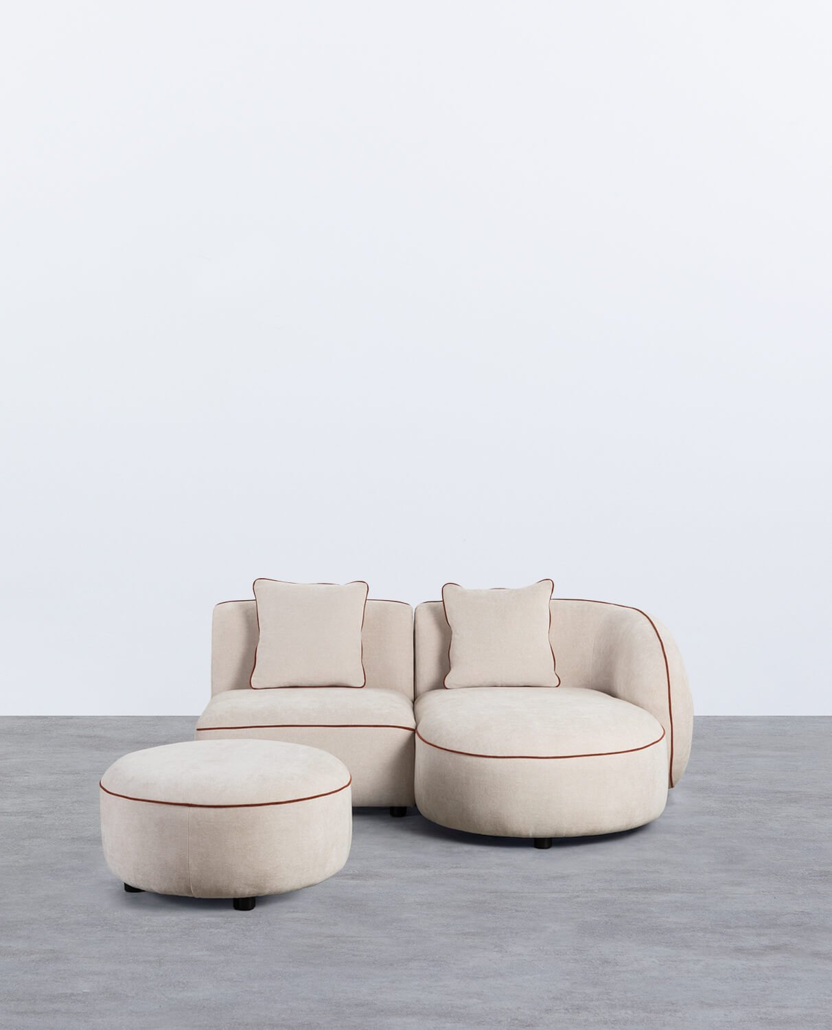 Modulares 2-teiliges Chaiselongue-Sofa mit Sessel und rundem Ilham-Stoffhocker 