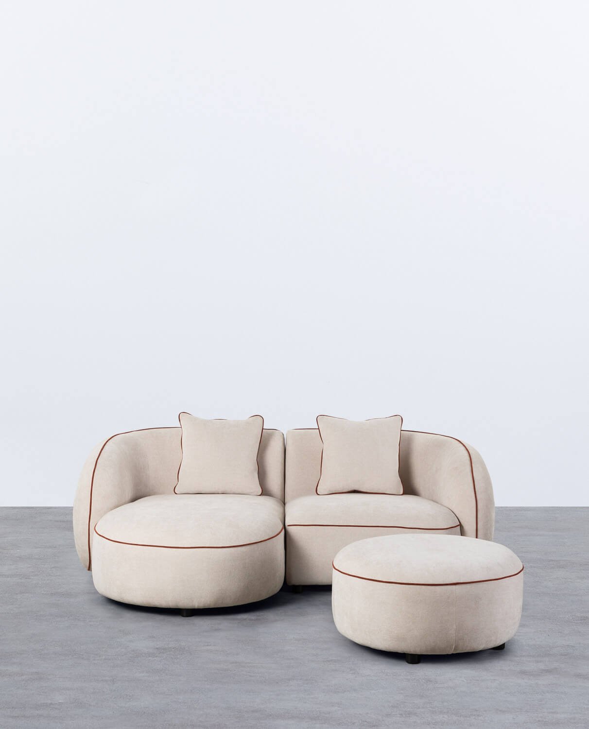Modulares Zweiteiliges Ecksofa mit Chaiselongue und rundem Ilham-Stoffhocker