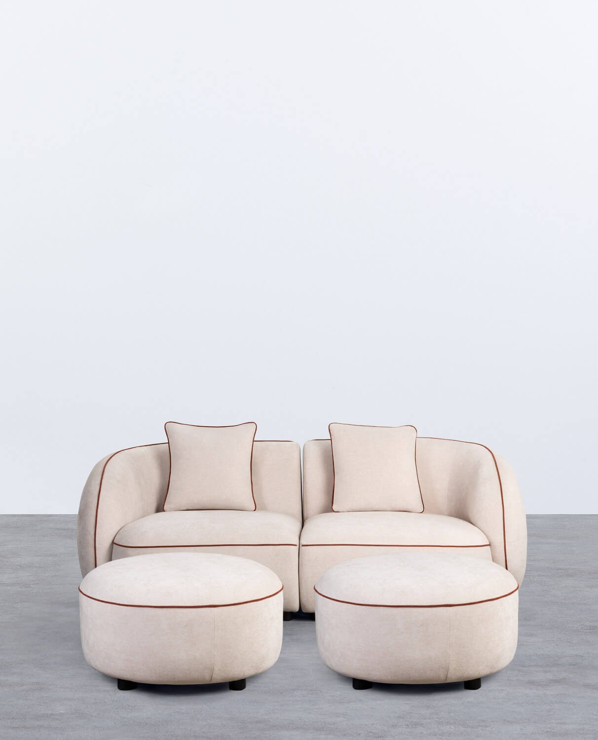 Modulares Sofa mit 2 Eckstücken und 2 Runden Ilham-Stoffhockern 