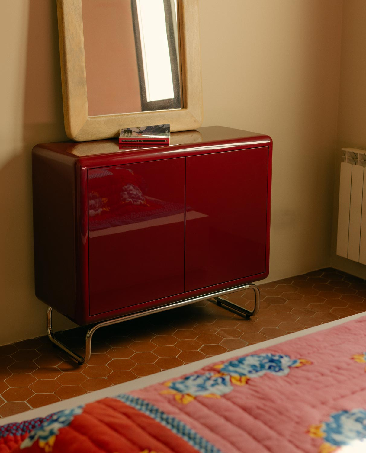 Niedriges Sideboard mit 2 Türen aus Holz und Metall in den Farben Candela Colours, Galeriebild 2