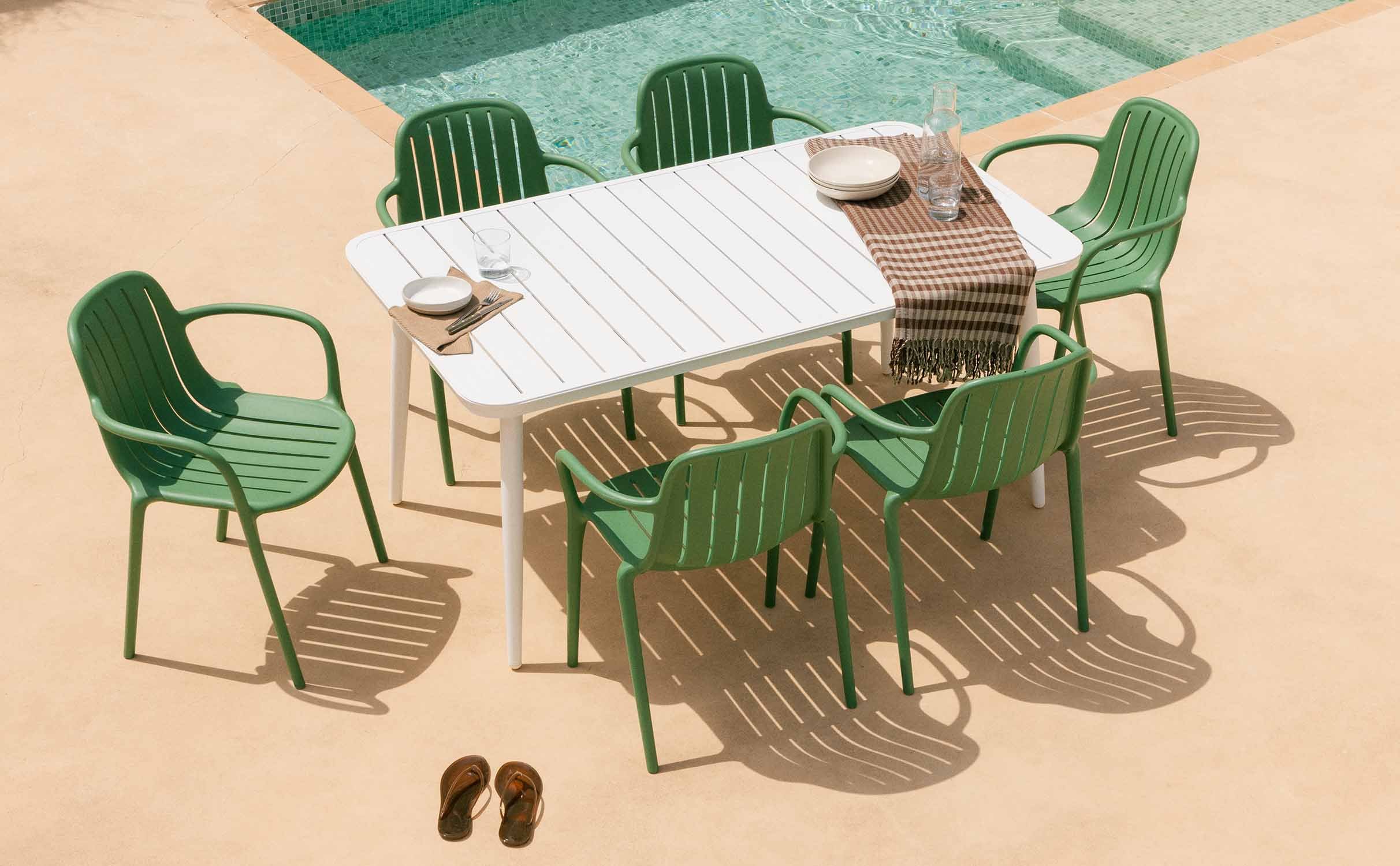 Rechteckiges Tischset aus Aluminium und 6 Outdoor-Stühle aus Polypropylen der Marke Cancun, Galeriebild 1