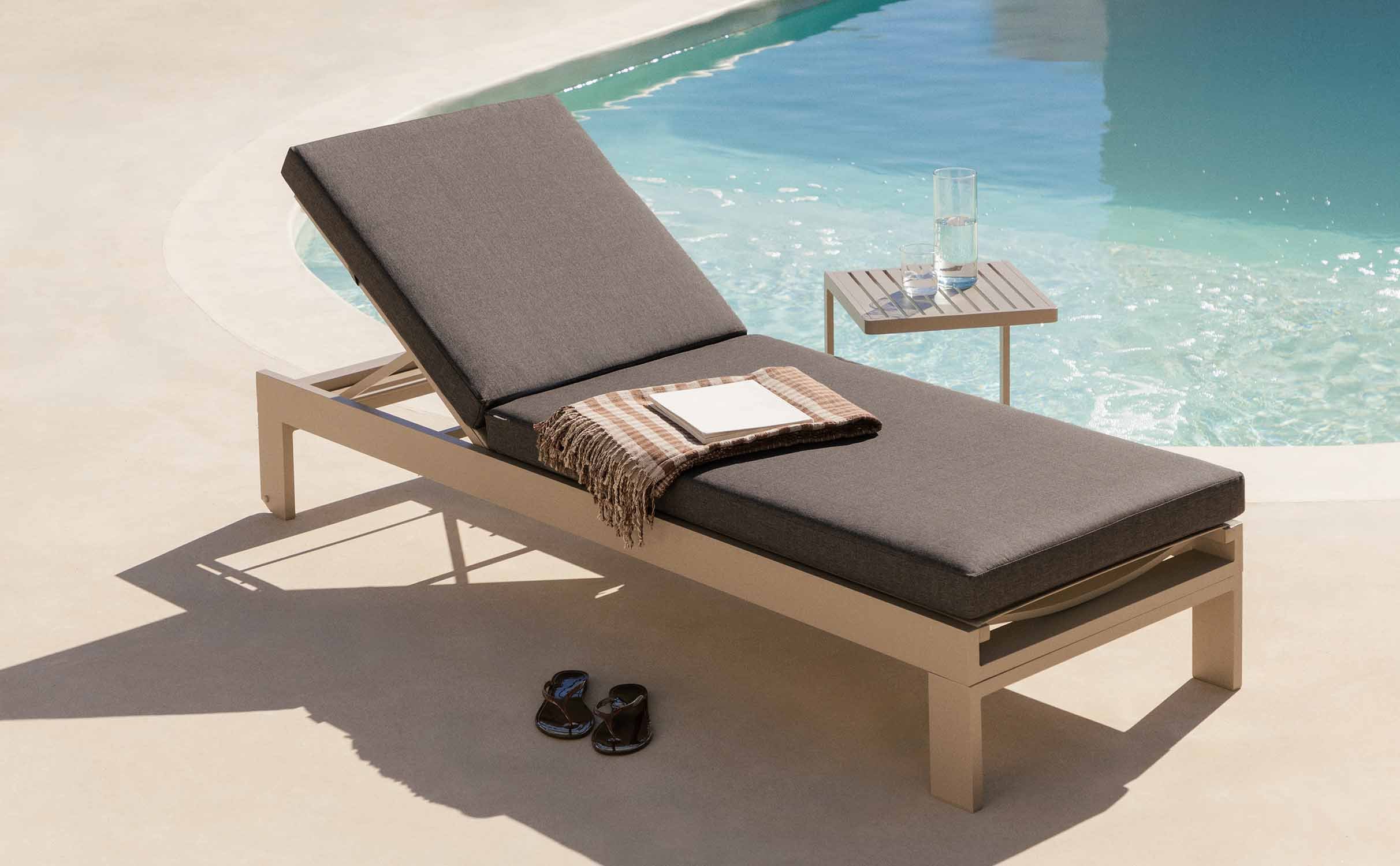 New Kreta Aluminium Liege mit Stoffkissen, Galeriebild 1
