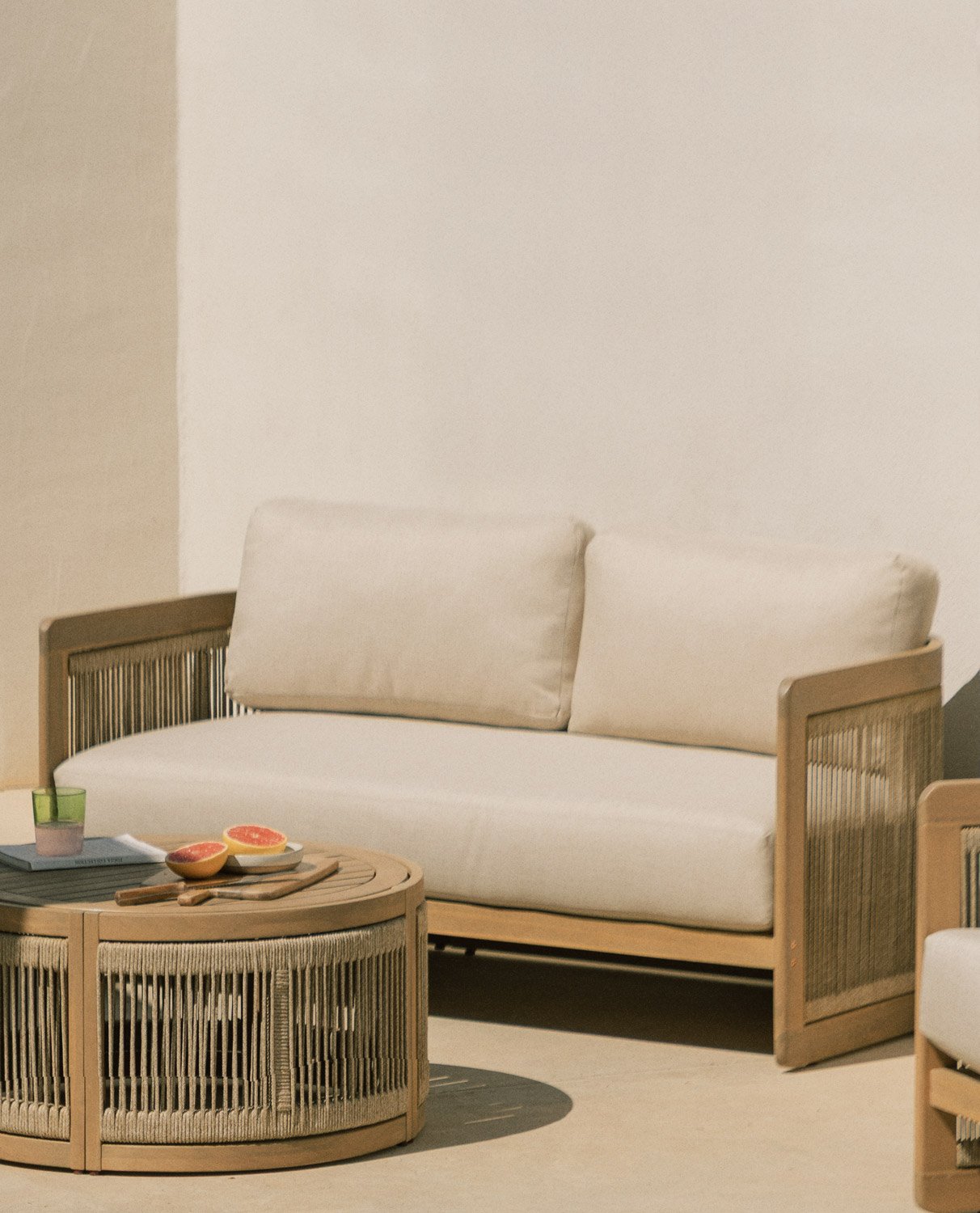 2-Sitzer-Gartensofa aus Akazienholz mit Mares-Kissen, Galeriebild 2