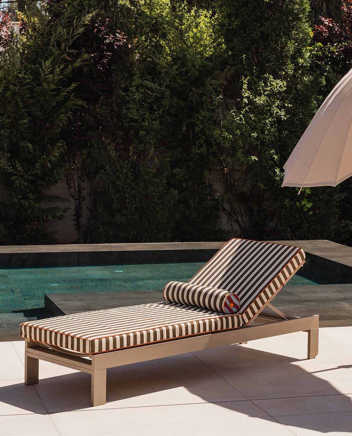 2er-Pack Neue Verstellbare Kreta-Sonnenliegen aus Aluminium mit Gestreiften Kissen, Galeriebild 2