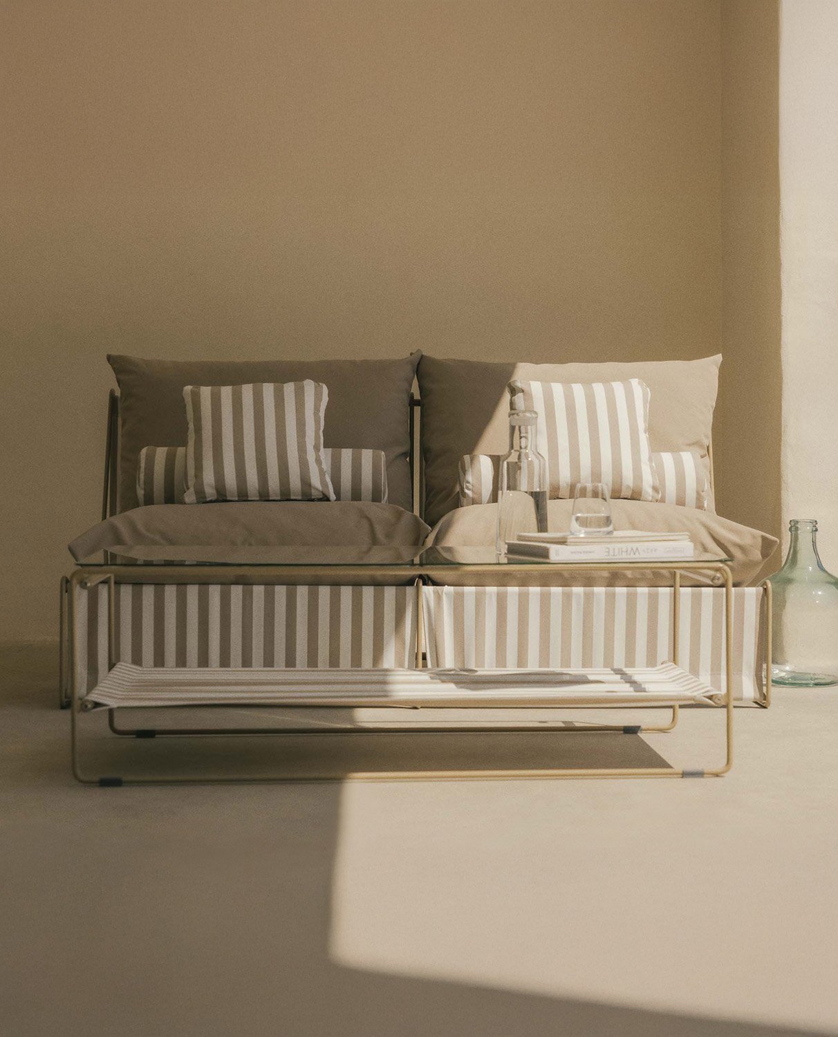 2-Sitzer-Sofa aus Metall und Sitz aus Carpa-Stoff, Galeriebild 2