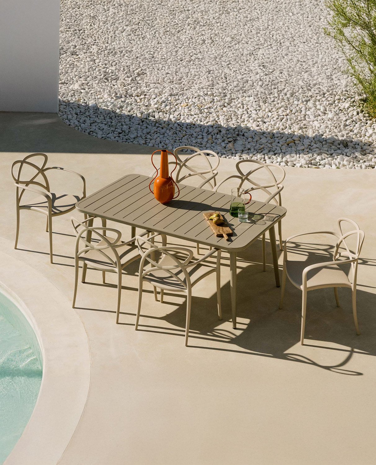 Rechteckiges Aluminium-Tischset Cancún und 6 Polypropylen-Stühle mit Armlehnen für den Außenbereich Cielo, Galeriebild 2