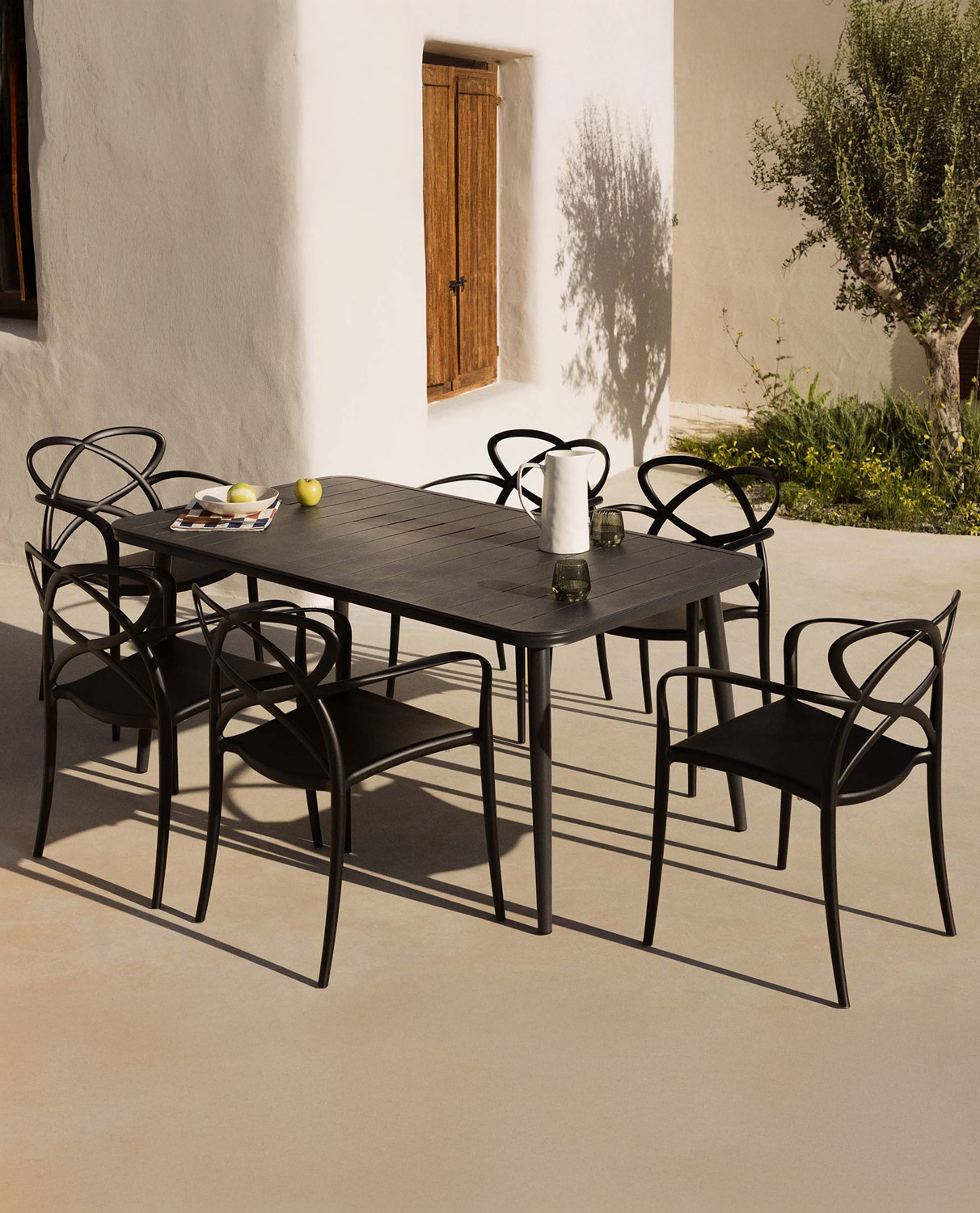 Rechteckiges Aluminium-Tischset Cancún und 6 Polypropylen-Stühle mit Armlehnen für den Außenbereich Cielo, Galeriebild 2