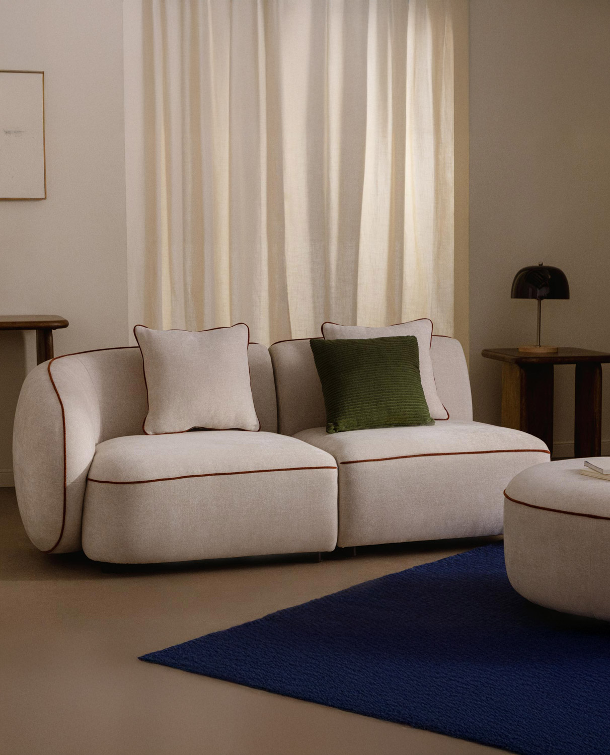 Modulares zweiteiliges Ecksofa mit Ilham-Stoffsessel und Puff, Galeriebild 2