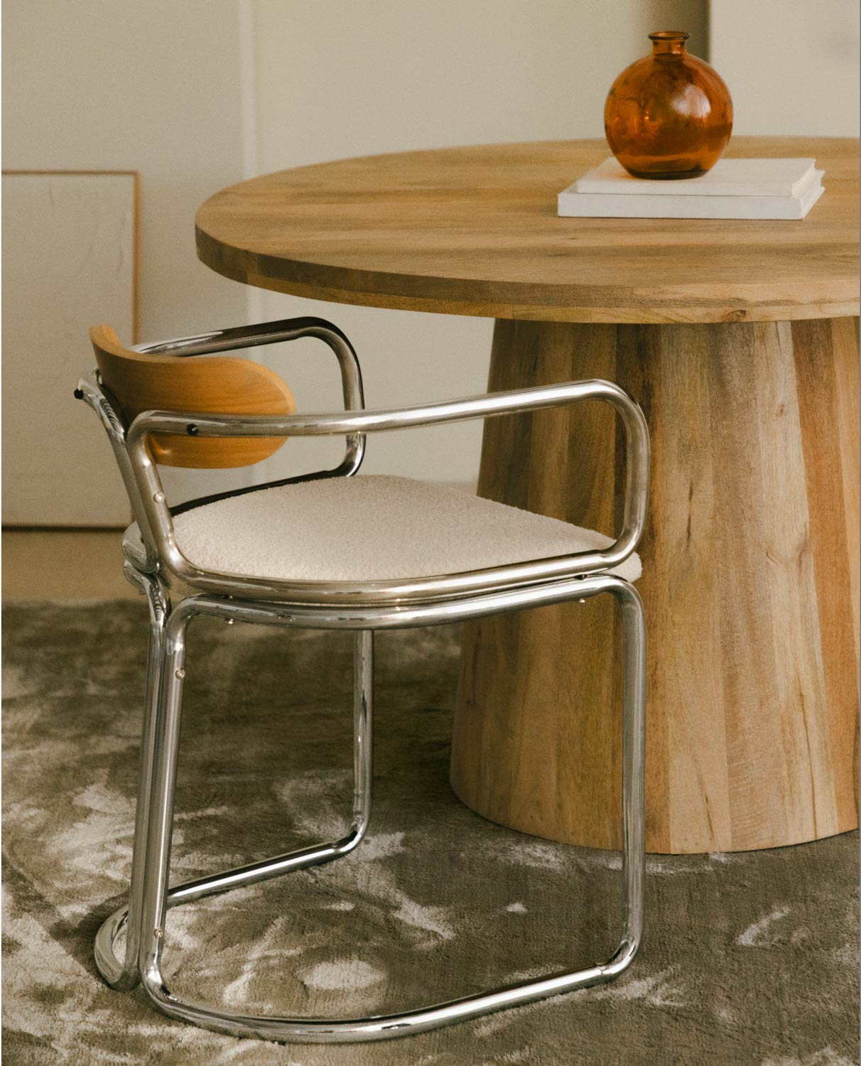 2er-Pack Esszimmerstühle mit Armlehnen aus Bouclé-Stoff und Teba-Holz , Galeriebild 2