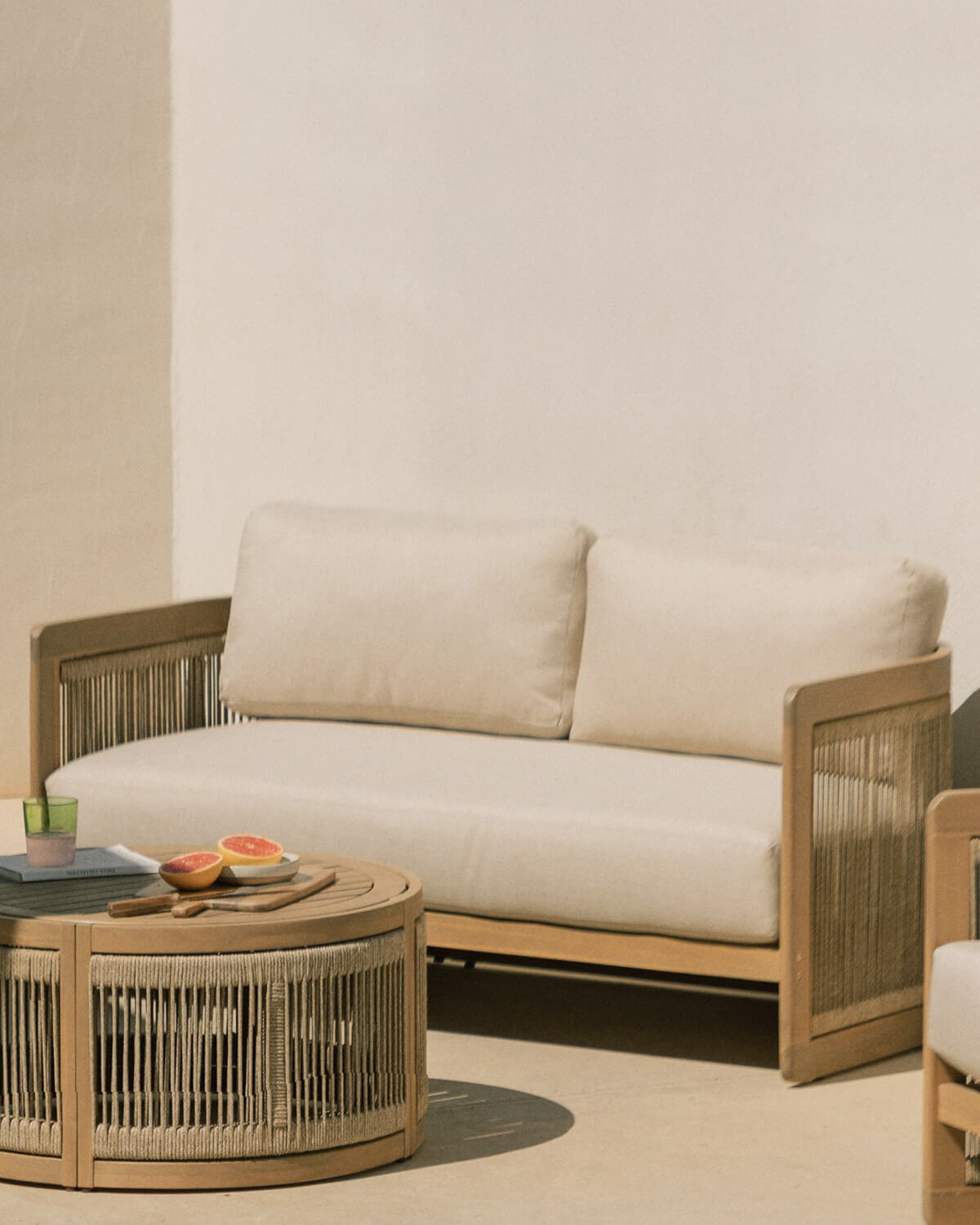 2-Sitzer-Gartensofa aus Akazienholz mit Mares-Kissen, Galeriebild 2
