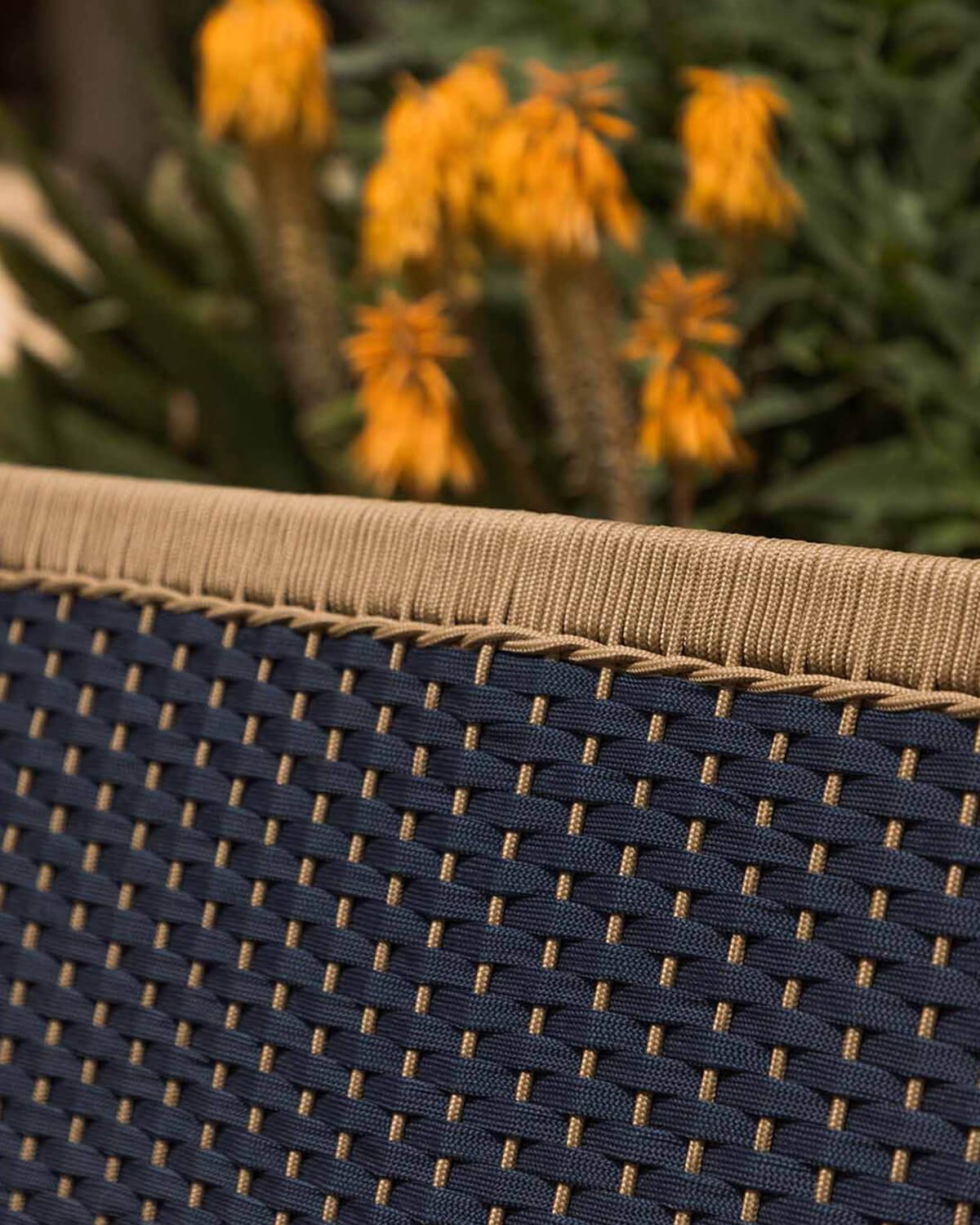 2-Sitzer-Gartensofa aus Akazienholz und Mirle-Seil , Galeriebild 3