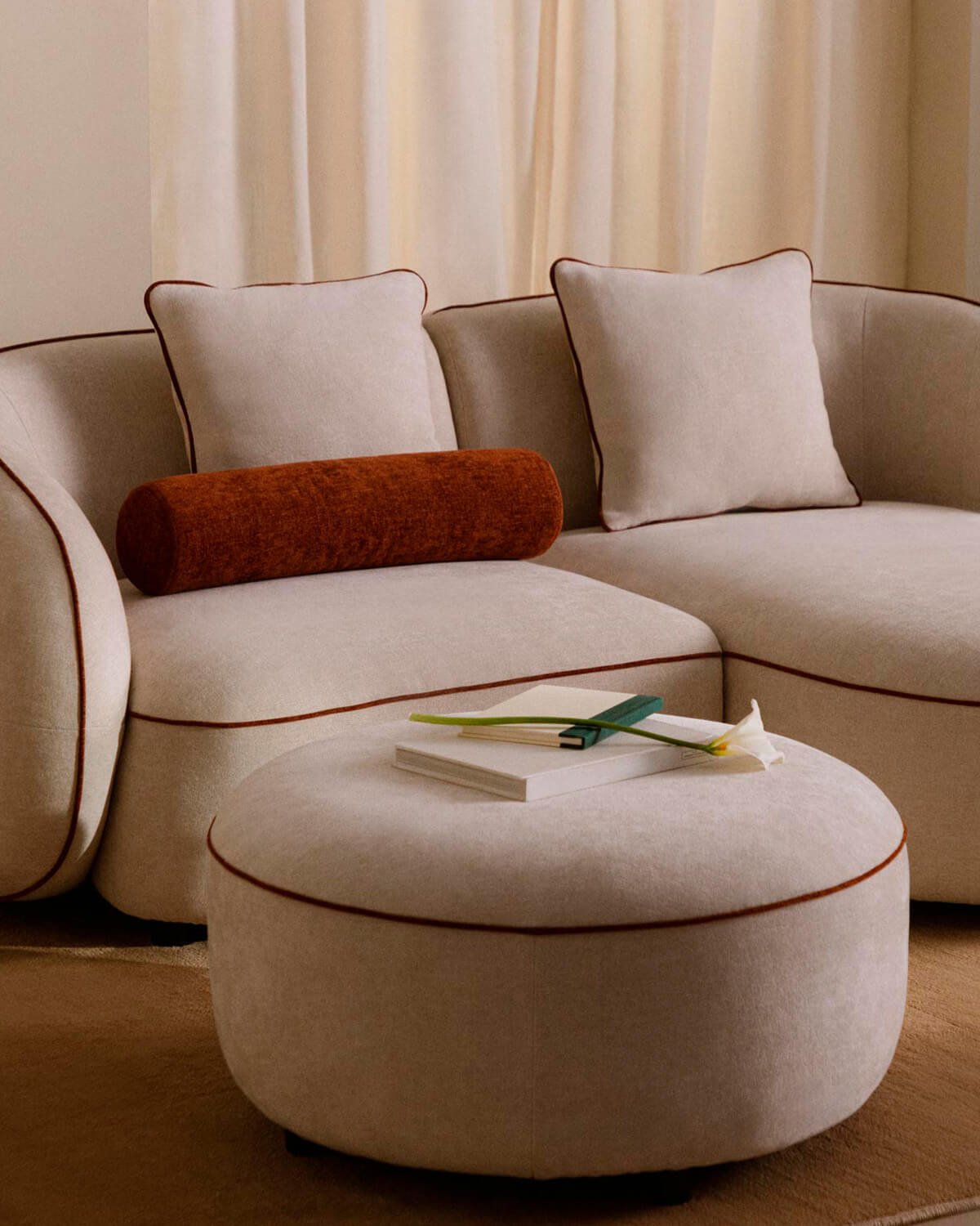 Modulares Zweiteiliges Ecksofa mit Chaiselongue und rundem Ilham-Stoffhocker, Galeriebild 2