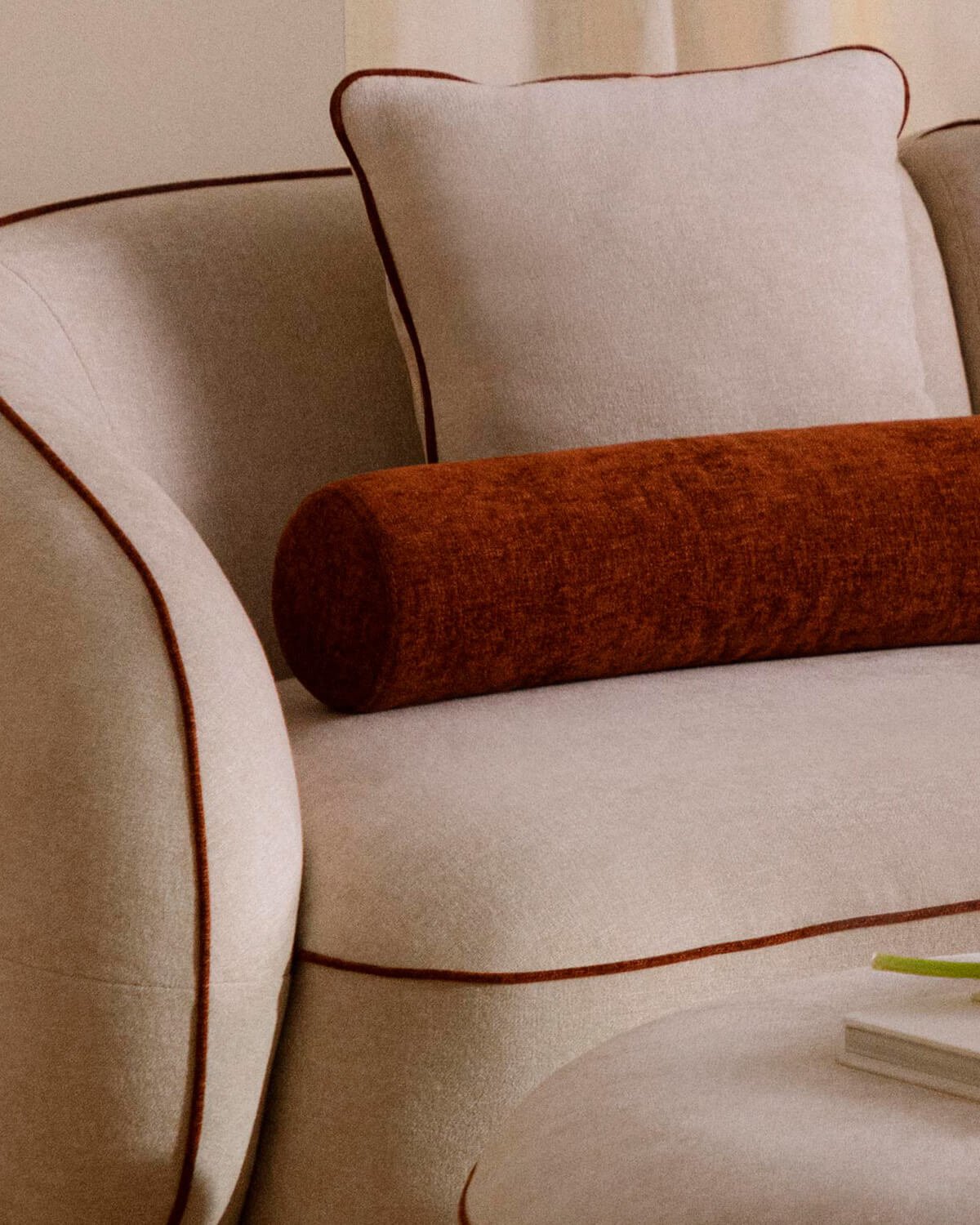 Modulares Zweiteiliges Ecksofa mit Chaiselongue und rundem Ilham-Stoffhocker, Galeriebild 3