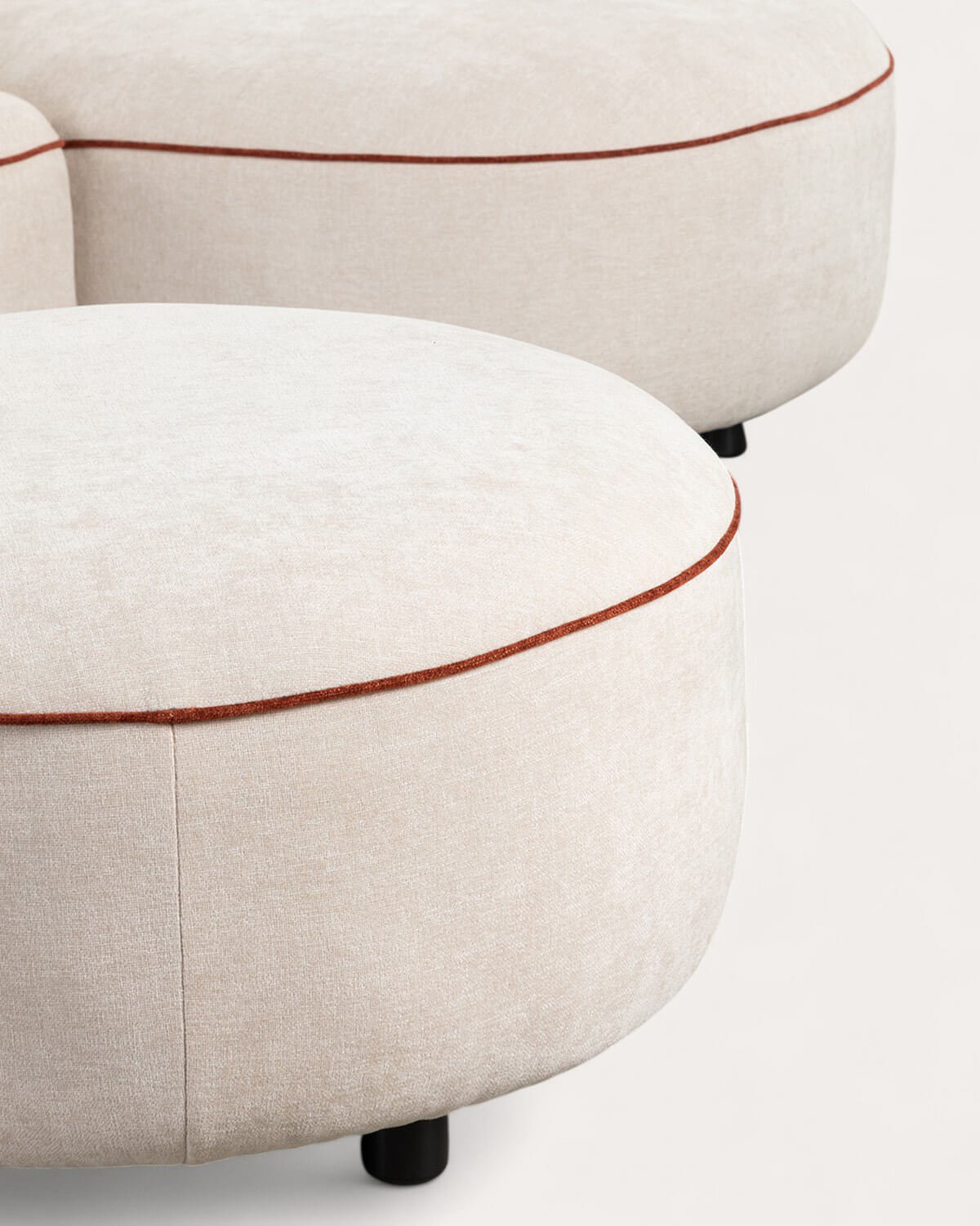 Modulares Zweiteiliges Ecksofa mit Chaiselongue und rundem Ilham-Stoffhocker, Galeriebild 5