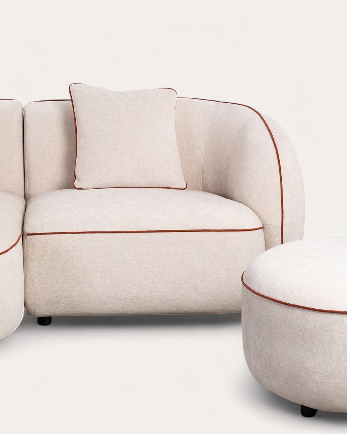 Modulares Zweiteiliges Ecksofa mit Chaiselongue und rundem Ilham-Stoffhocker, Galeriebild 3