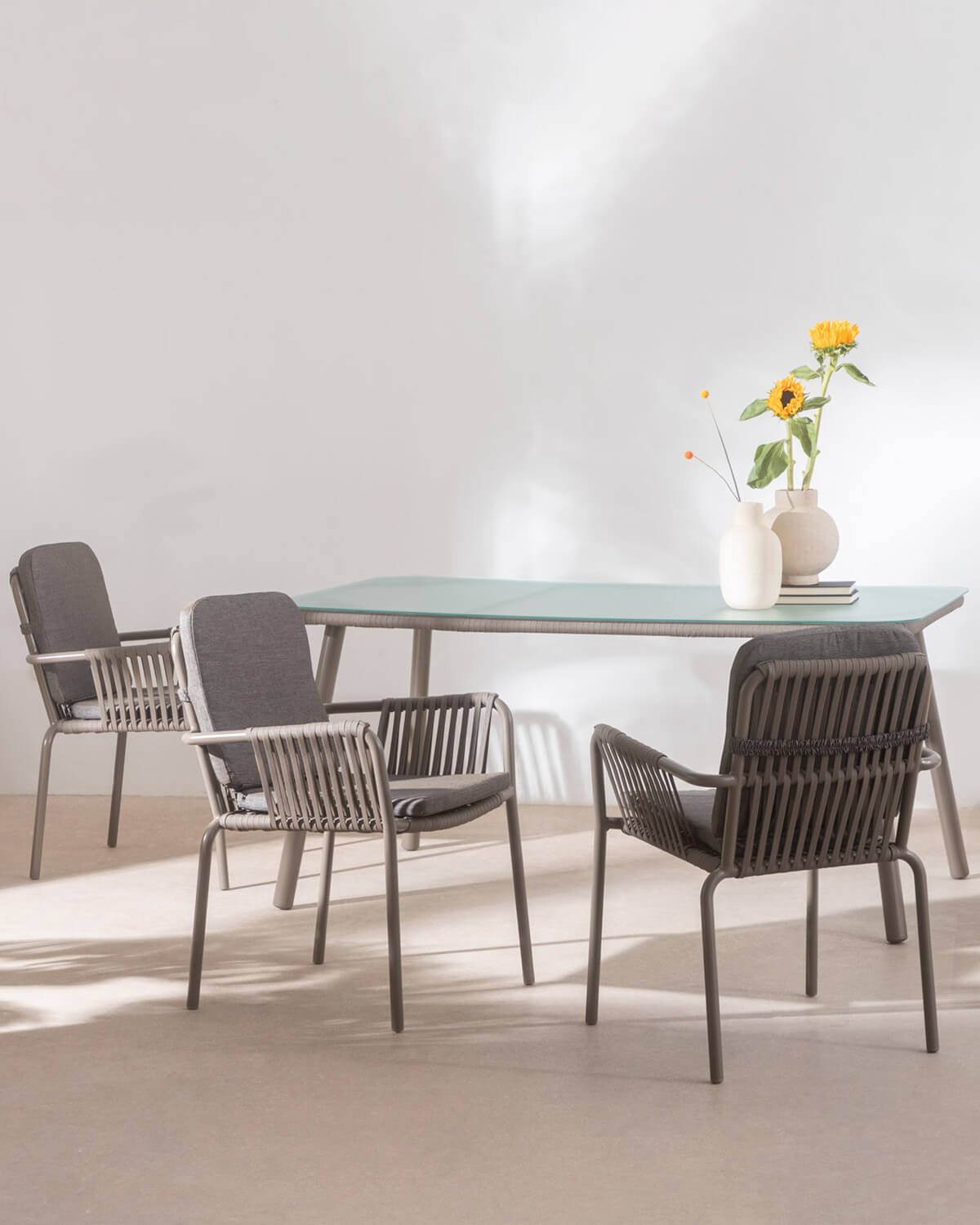 Rechteckiger Esstisch aus Aluminium und Glas (160x90 cm) Drian, Galeriebild 2