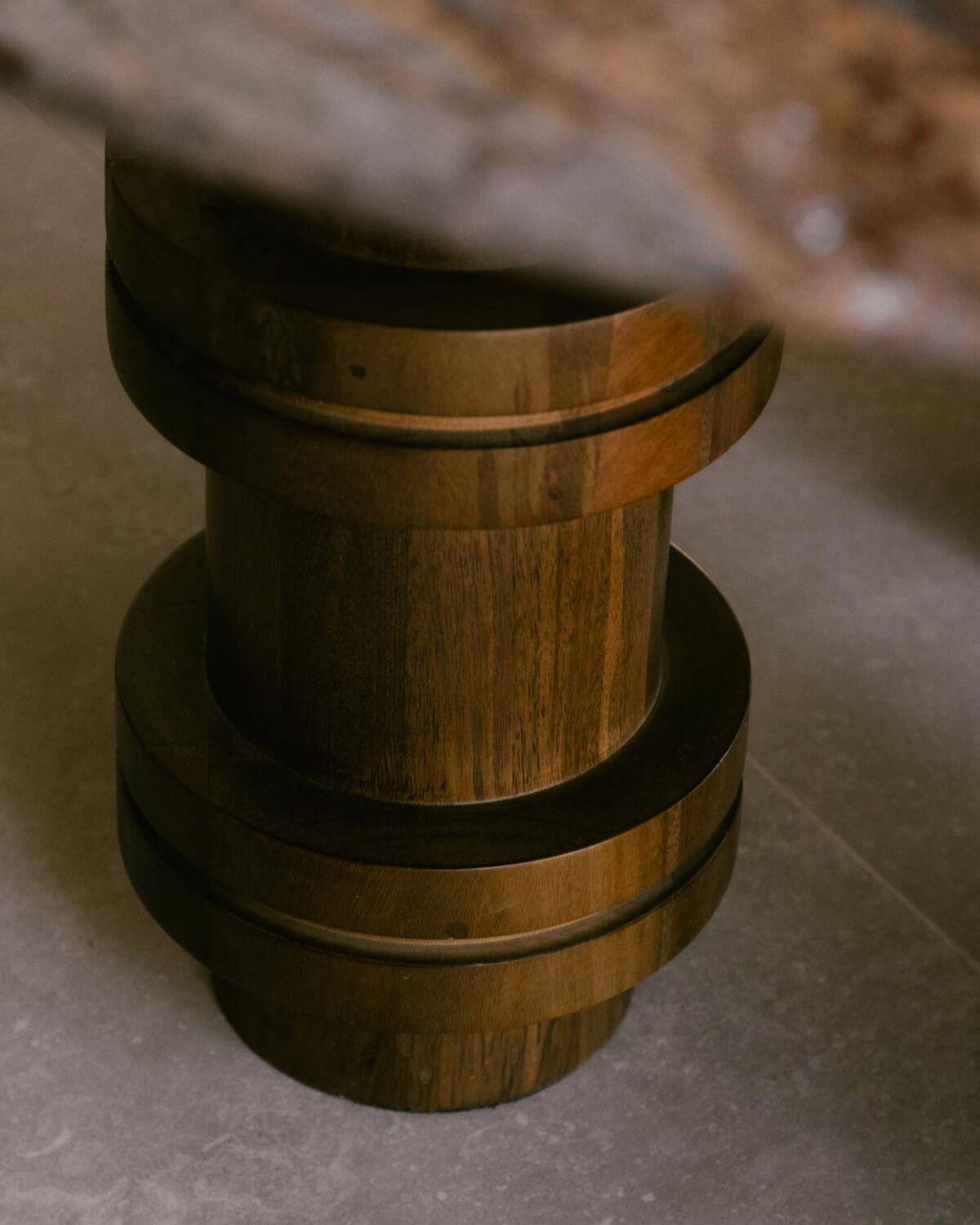 Runder Esstisch aus Bidasar-Marmor und Mangoholz (Ø140 cm) Atenas, Galeriebild 3