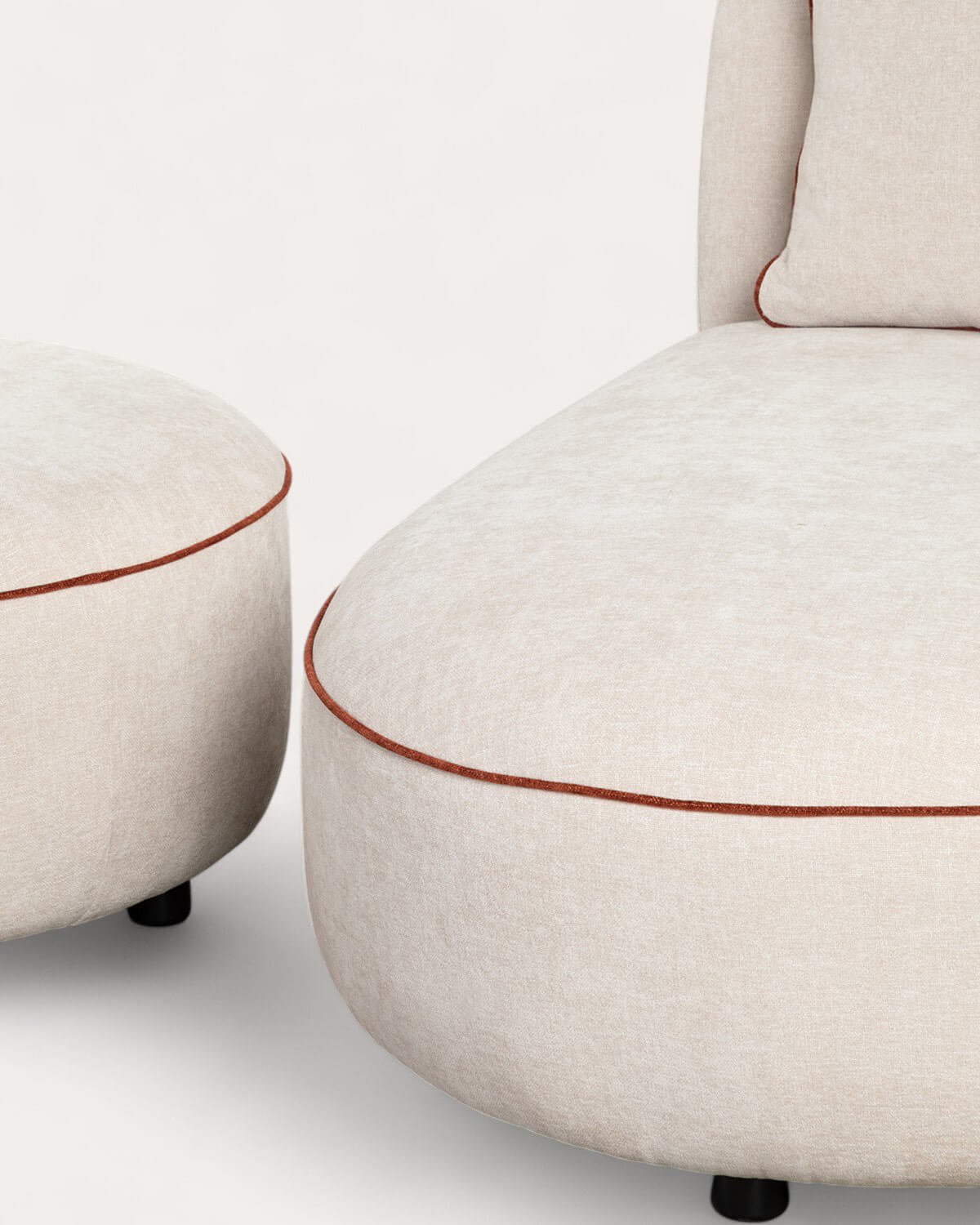 Runde Chaiselongue aus Ilham-Stoff mit Puff, Galeriebild 6