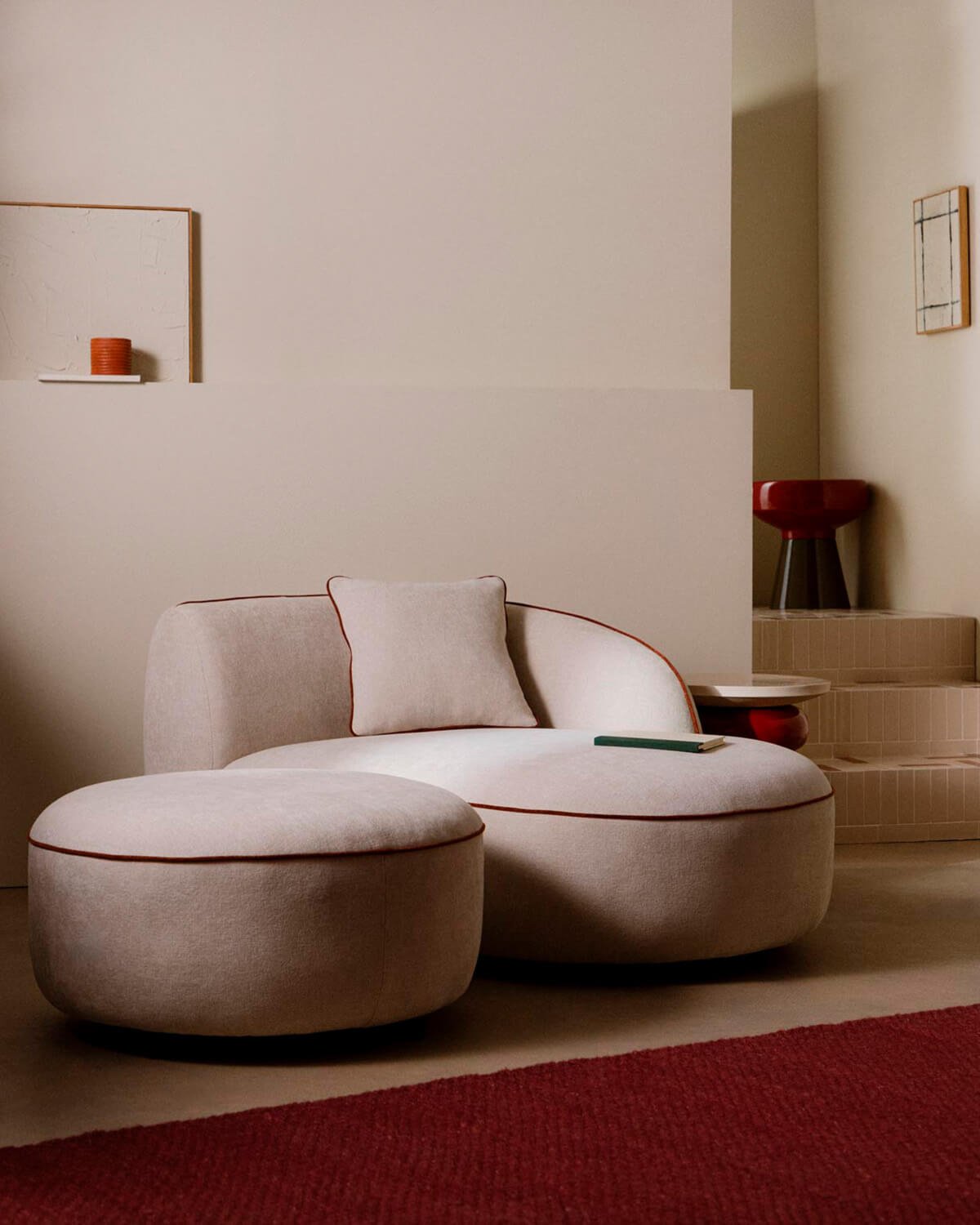 Runde Chaiselongue aus Ilham-Stoff mit Puff, Galeriebild 2