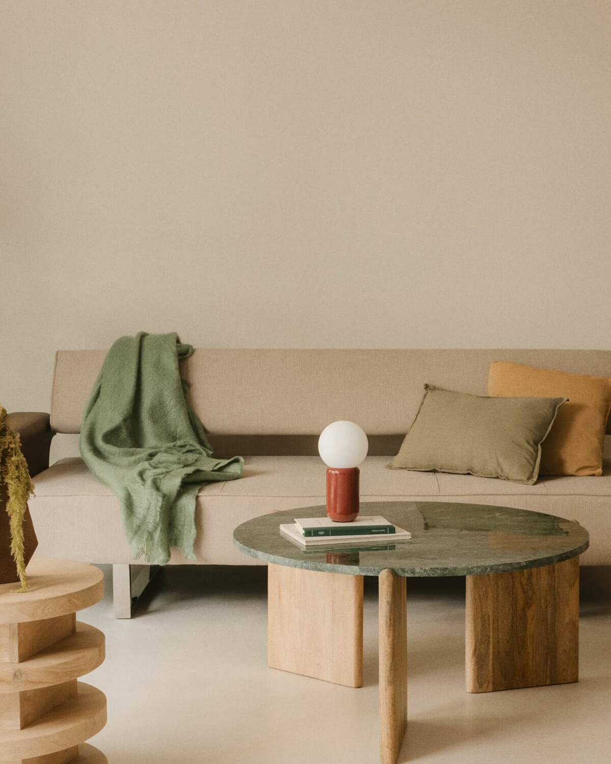 Runder Couchtisch aus Mangoholz und Marmor (Ø86 cm) Crecia, Galeriebild 2