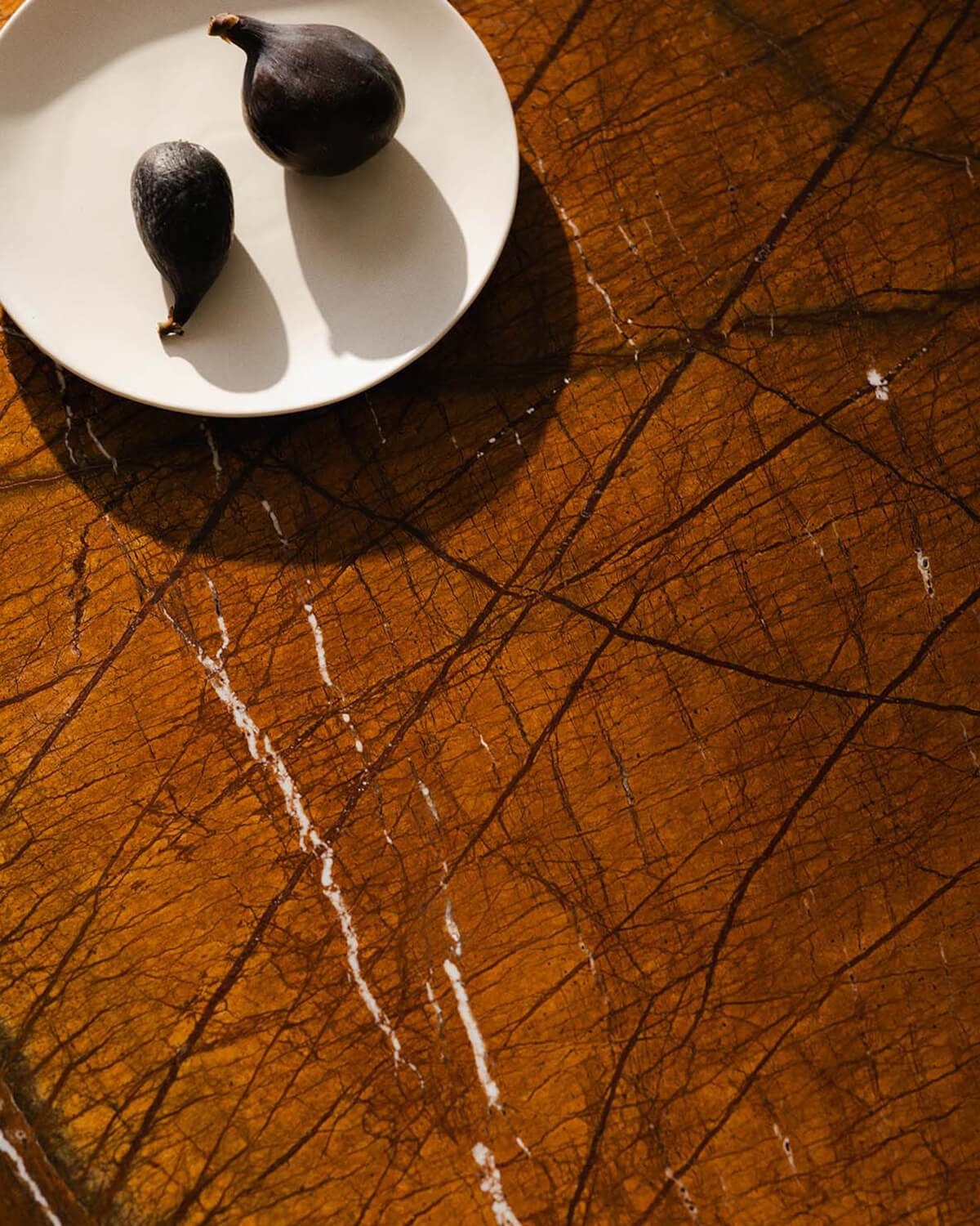 Runder Couchtisch aus Mangoholz und Marmor (Ø86 cm) Crecia, Galeriebild 3