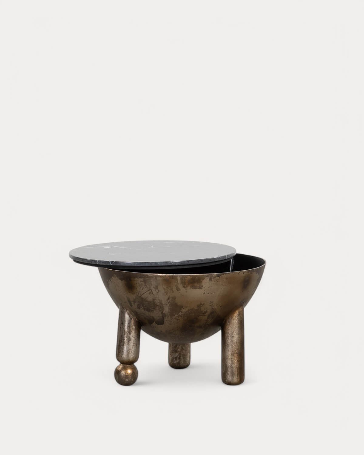 Runder Couchtisch aus Marmor und Metall mit Stauraum (Ø60 cm) Lefti, Galeriebild 2
