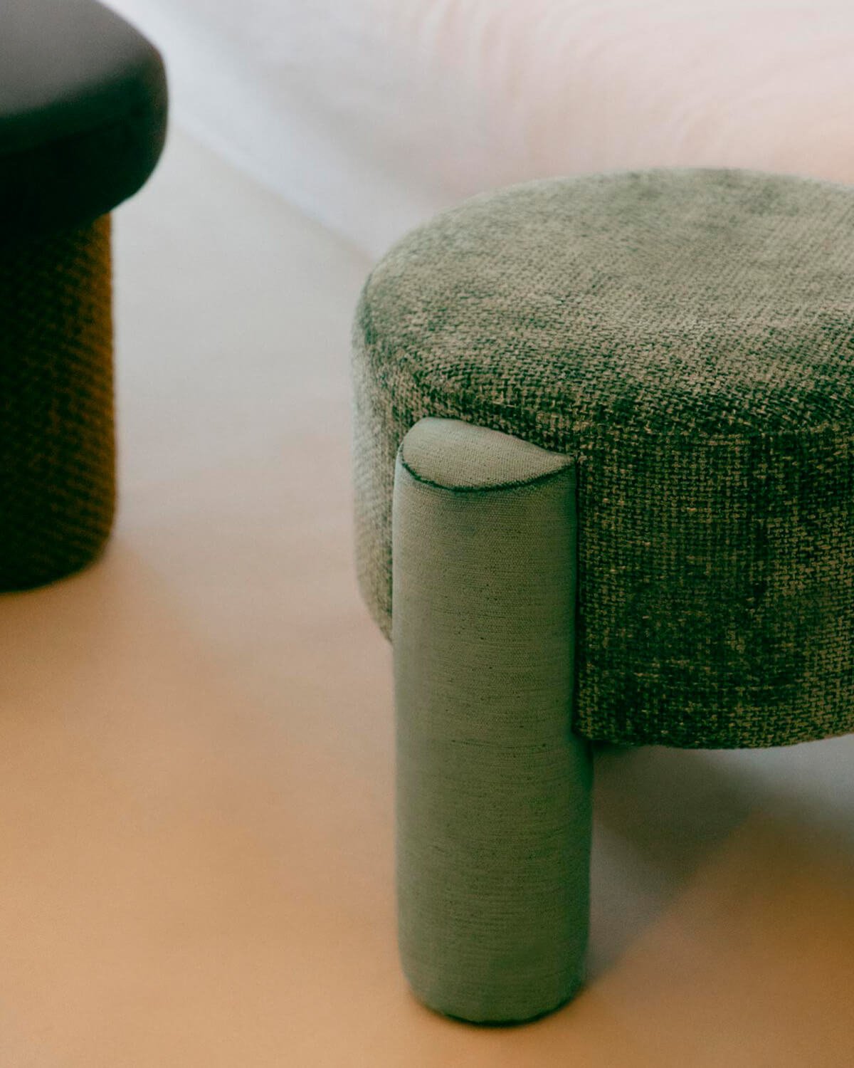 Eleri Stoff-Fußhocker-Puff, Galeriebild 3