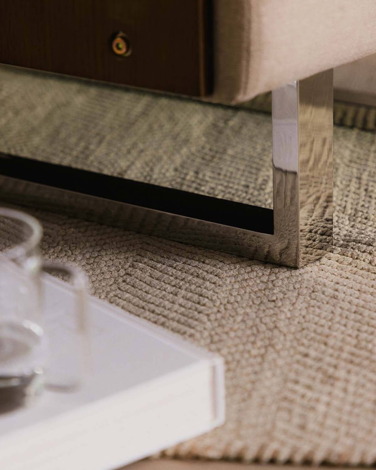 Packung mit 2 Liegen mit Holz- und Stoffarmlehnen 70S Jahre, Galeriebild 3