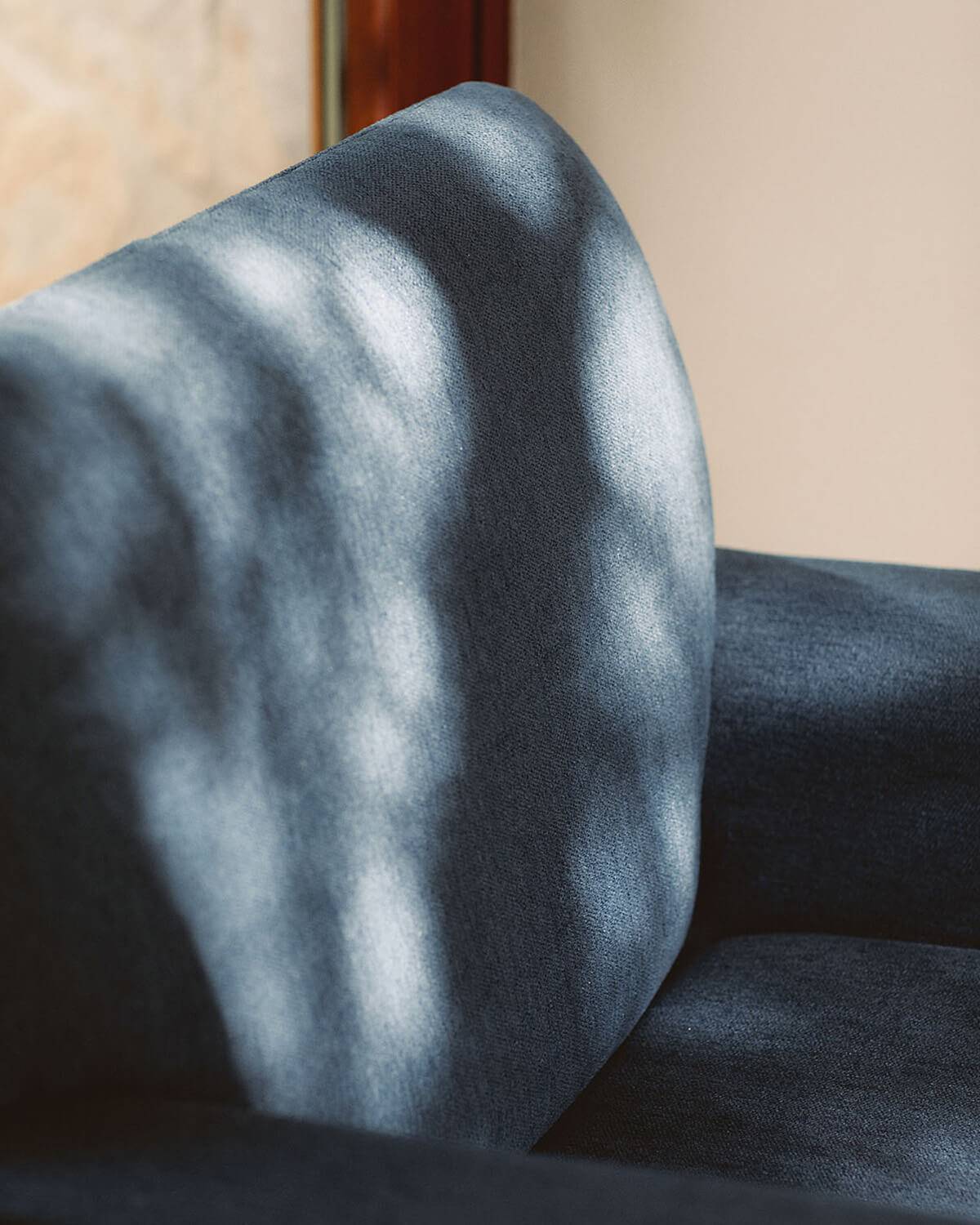 Packung mit 2 Sesseln mit Holz- und Stoffarmlehnen Rinu, Galeriebild 3