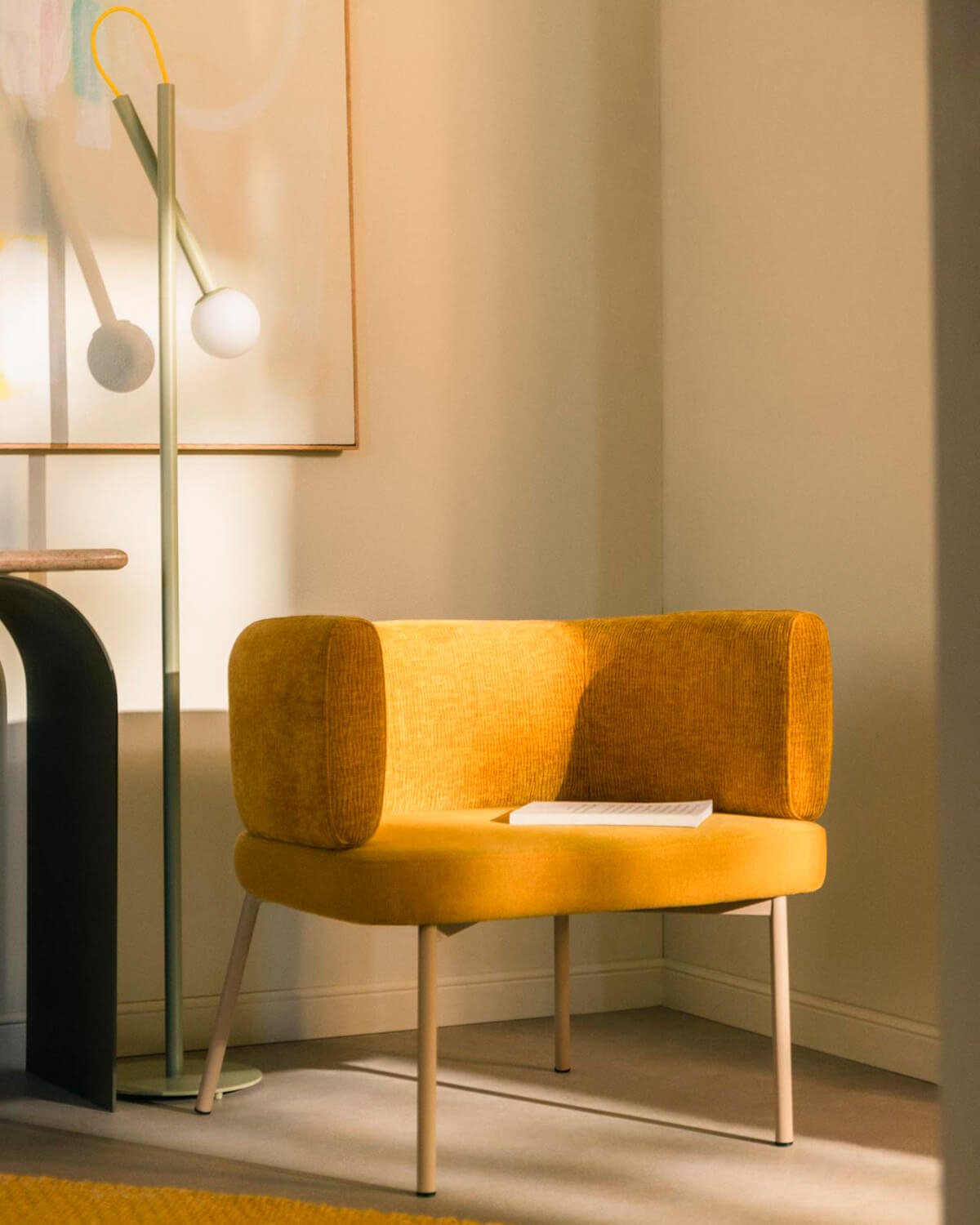 Packen Sie 2 Hades-Sessel aus weichem Stoff und Metall, Galeriebild 2