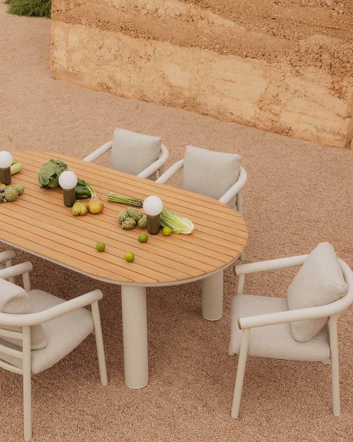 Ovaler Gartentisch aus Aluminium und Teakholz (240x120 cm) Cheryl, Galeriebild 2