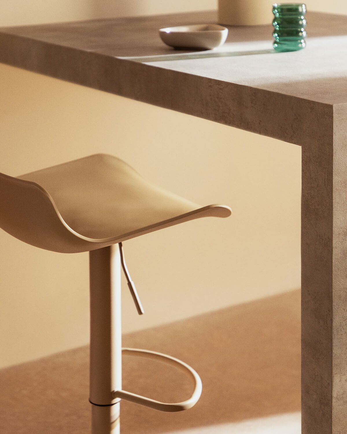 Corea Verstellbarer hoher Hocker aus Polyethylen, Galeriebild 3