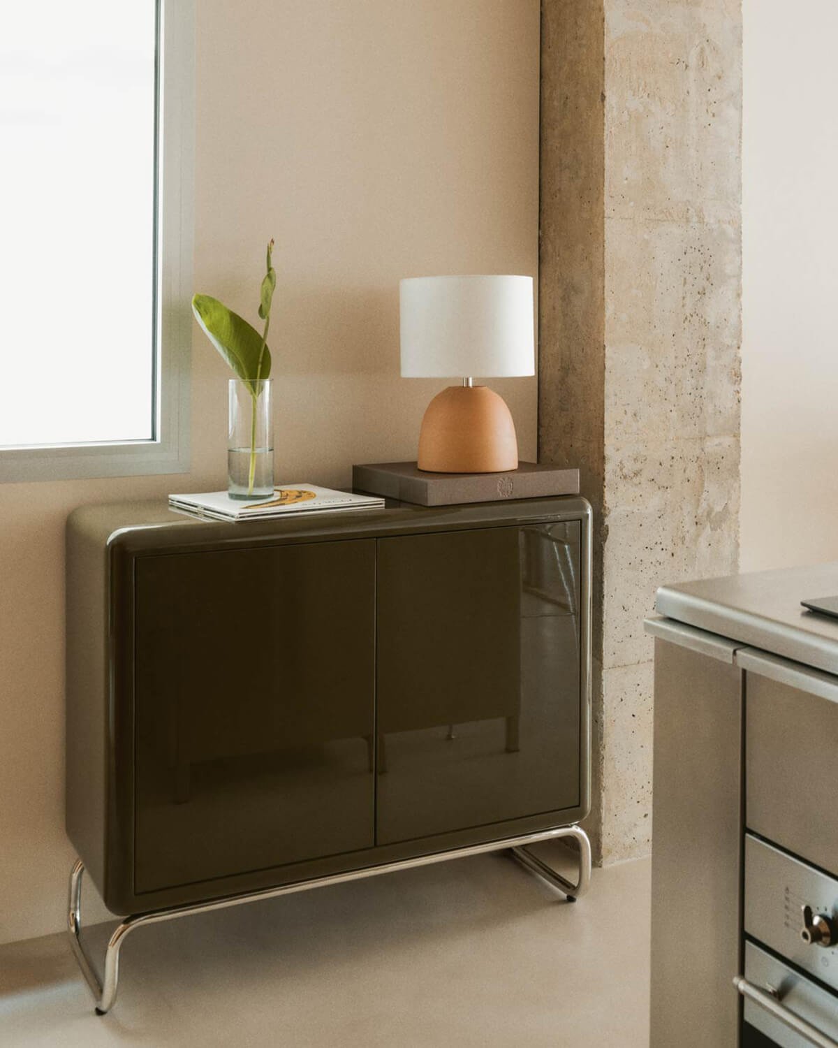 Niedriges Sideboard mit 2 Türen aus Holz und Metall in den Farben Candela Colours, Galeriebild 2