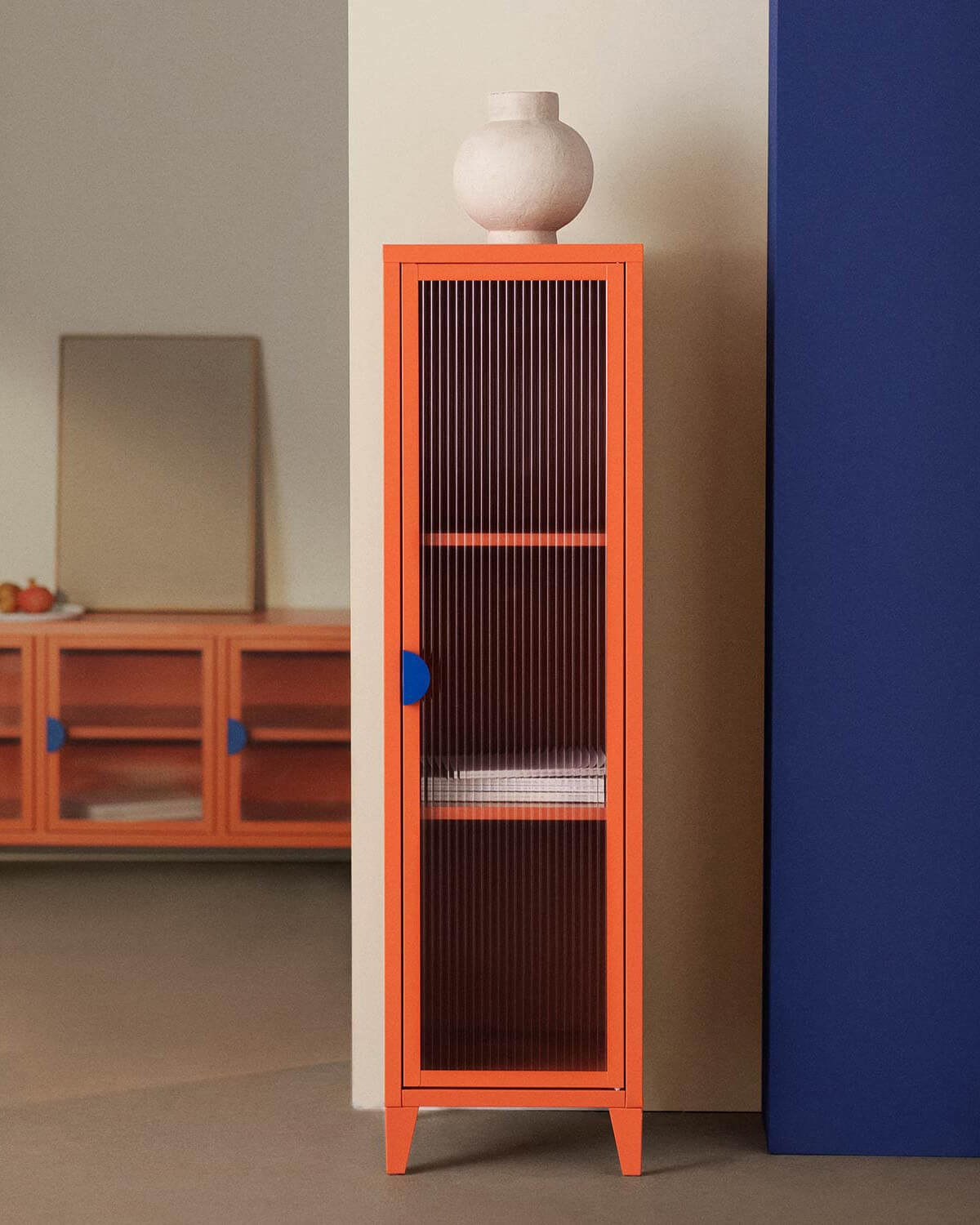 Vitrine mit 1 Tür 137x38 cm aus laminiertem Stahl und Soanglas, Galeriebild 2