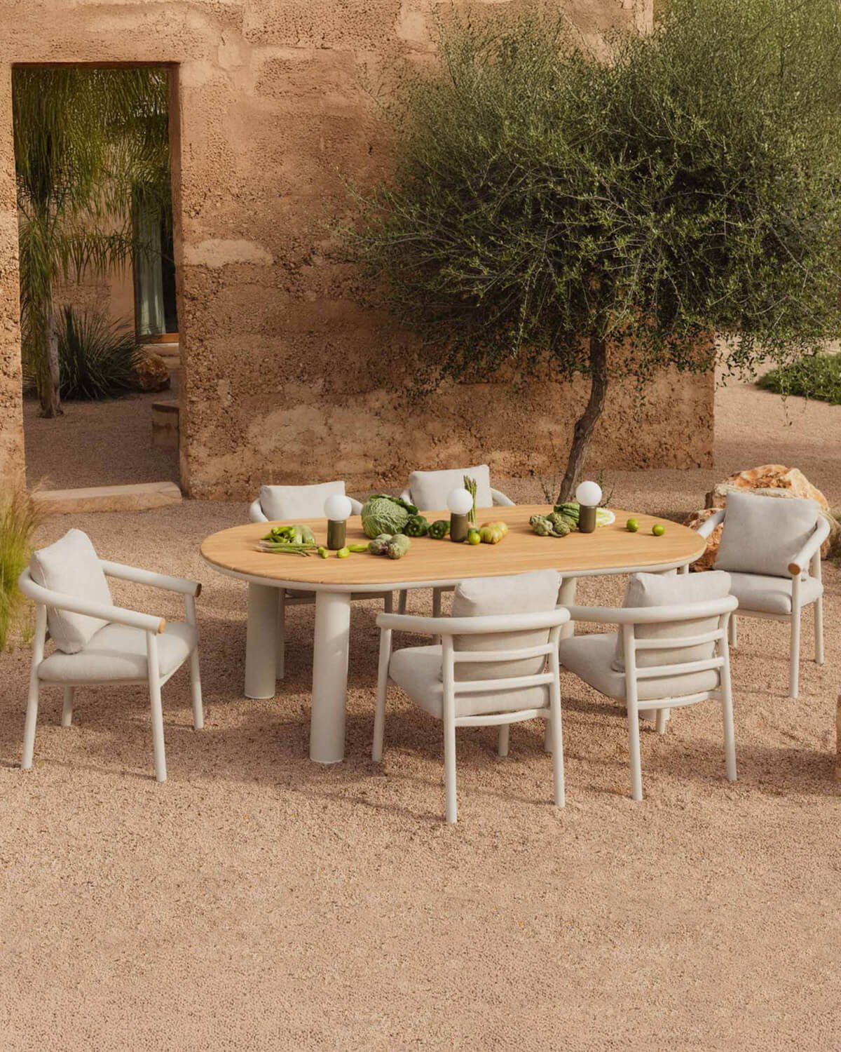 Ovales Tischset Cheryl (240 x 120 cm) und 6 Outdoor-Stühle aus Aluminium und Teakholz, Galeriebild 2