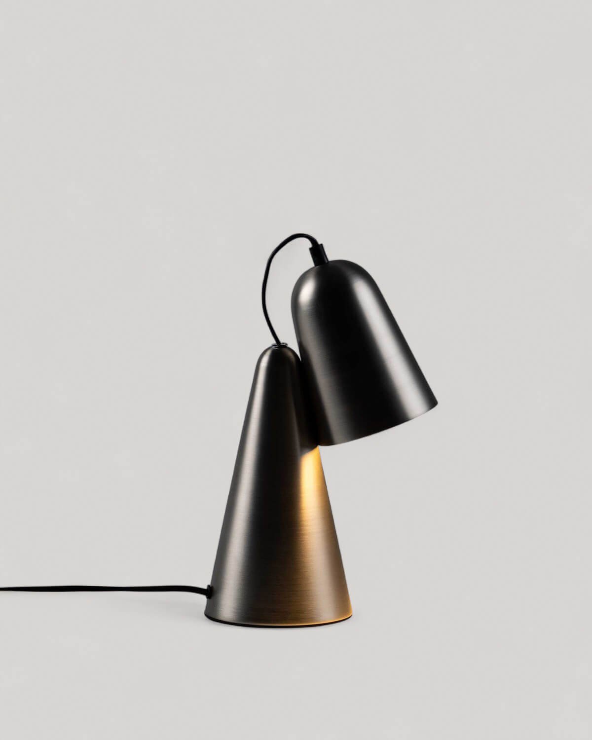 Valiria Tischlampe aus Metall, Galeriebild 4