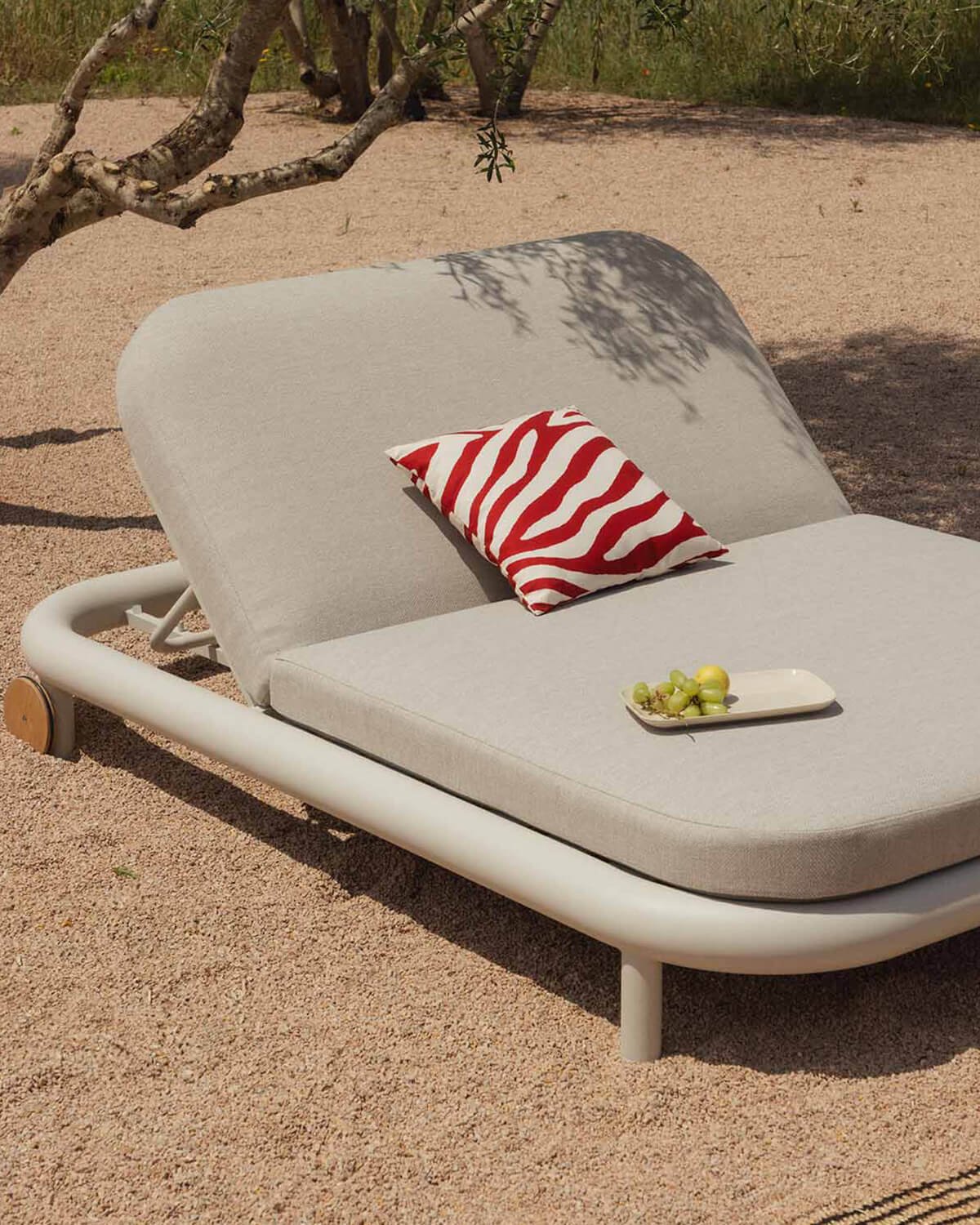 Doppelte Liege aus Aluminium mit Cheryl-Stoffkissen, Galeriebild 2