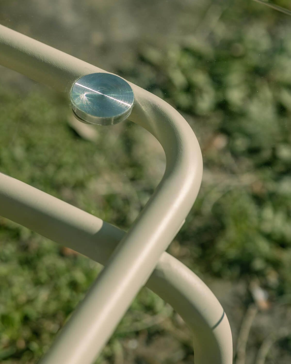 Rechteckiger Couchtisch aus Metall und gehärtetem Glas (120x56 cm) Xoan, Galeriebild 3