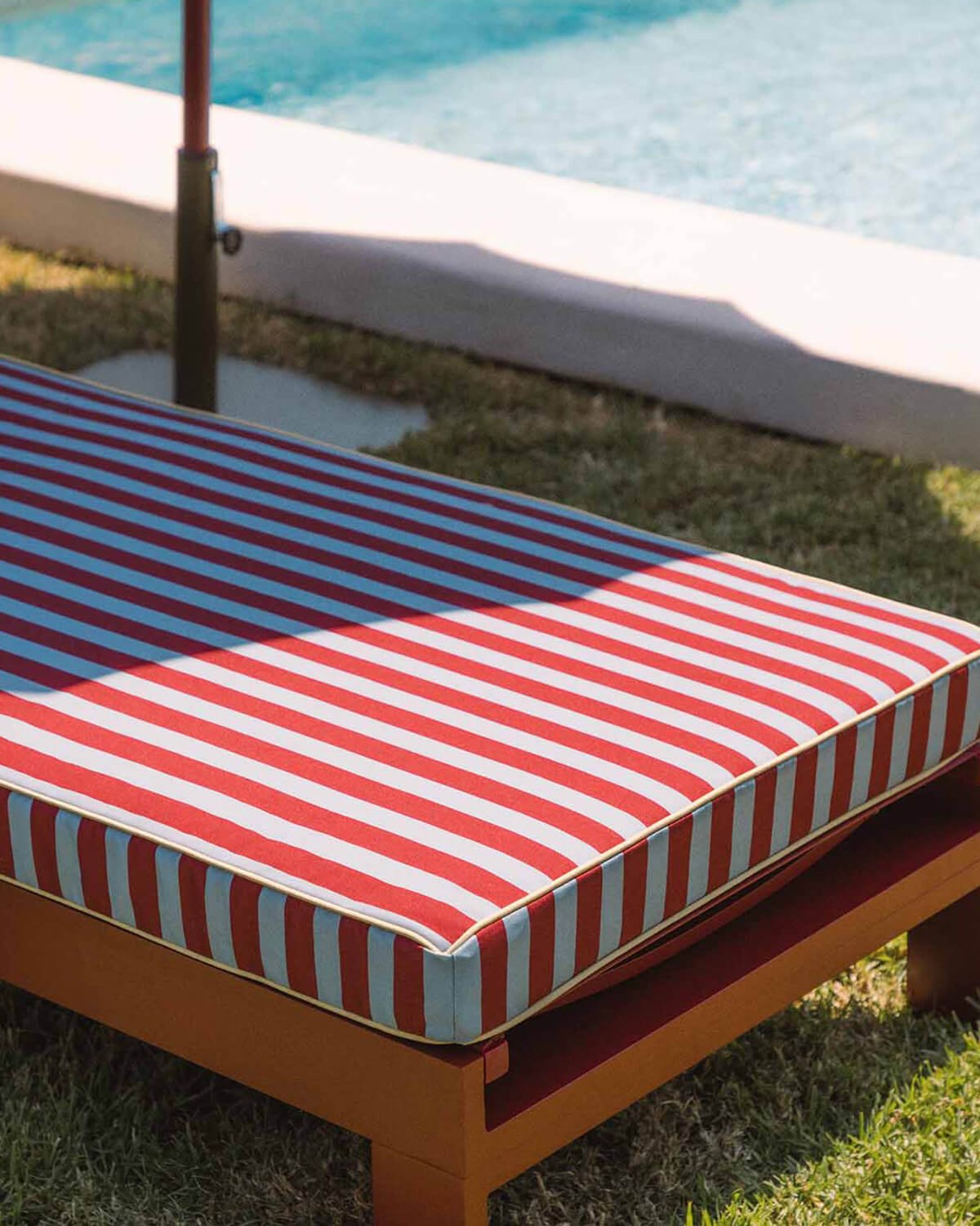 2er-Pack Neue Verstellbare Kreta-Sonnenliegen aus Aluminium mit Gestreiften Kissen, Galeriebild 3