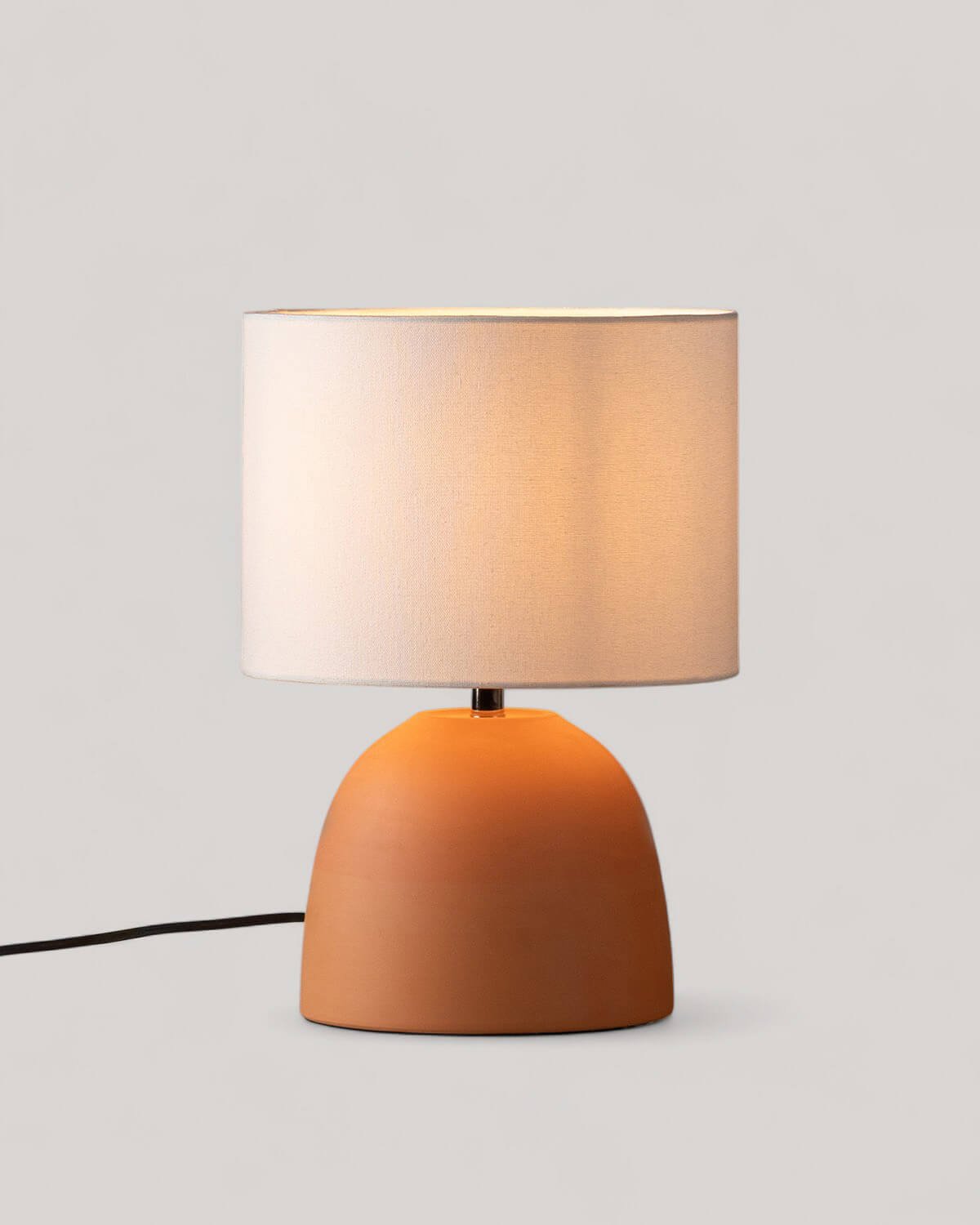 Eloren Tischlampe aus Keramik und Leinen, Galeriebild 4