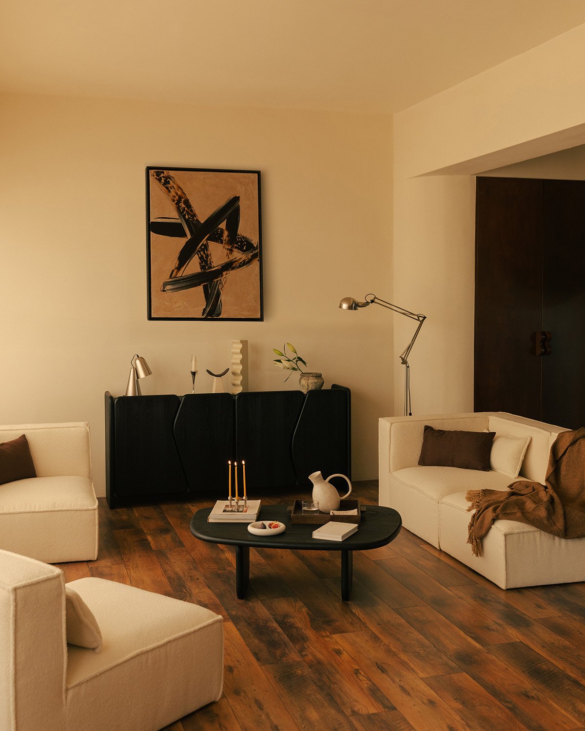 Rechteckiger Couchtisch aus Kiefernholz und Ulmenholz (110x80 cm) Kuroen, Galeriebild 2