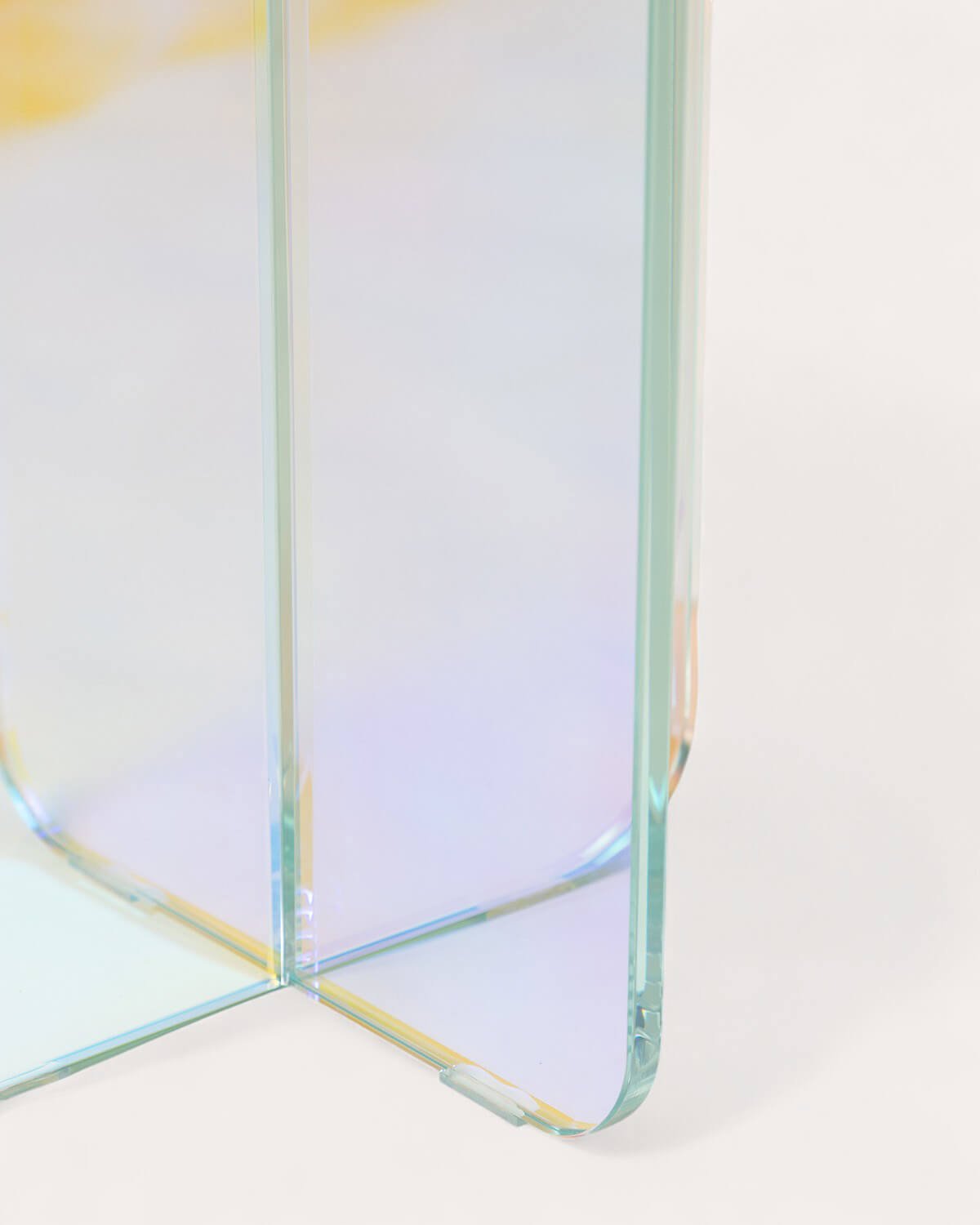 Runder Beistelltisch aus Schillerndem gehärtetem Glas (Ø40 cm) Iris, Galeriebild 6