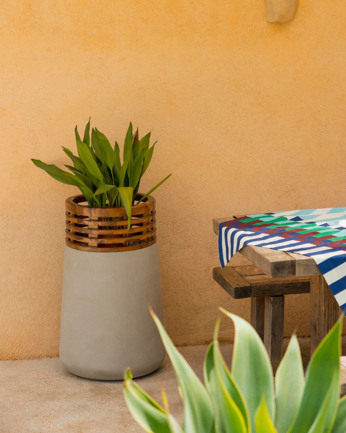 Pflanzgefäß aus Beton und Akazienholz XXL (80xØ48 cm)
 Hazan, Galeriebild 2