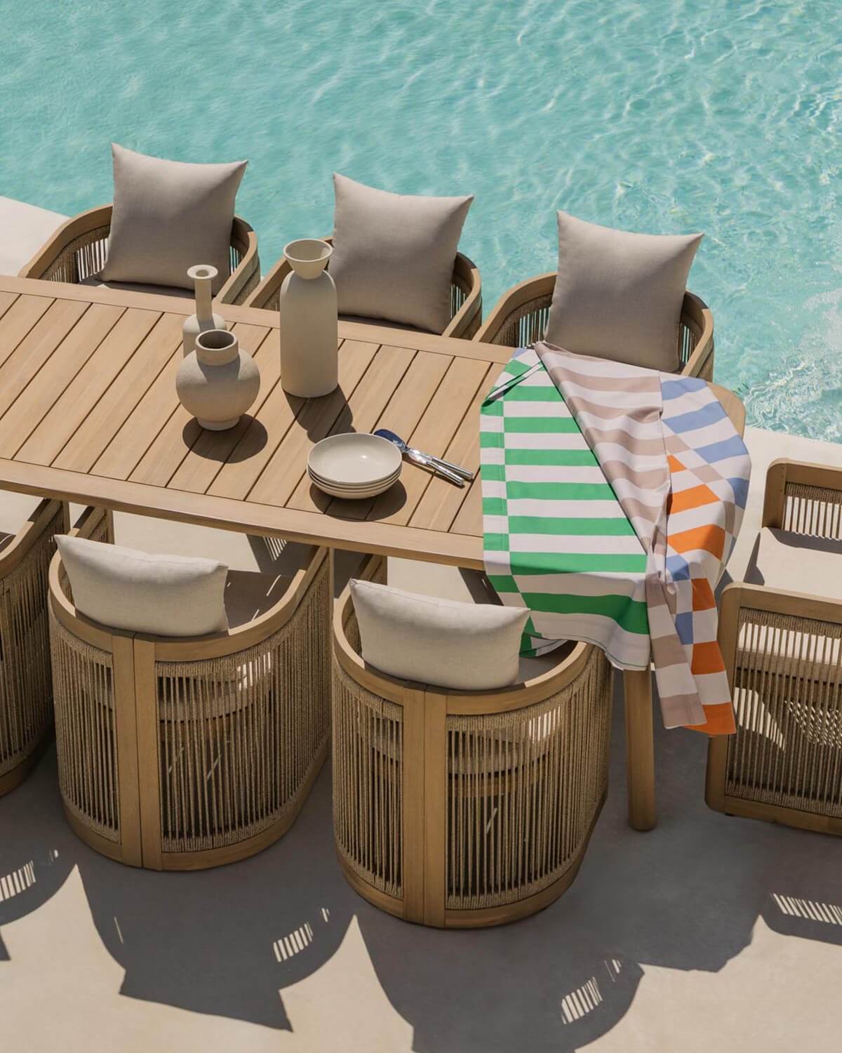 Rechteckiges Tischset Marla (240x100 cm) und 8 Outdoor-Stühle aus Akazienholz Mirla, Galeriebild 3