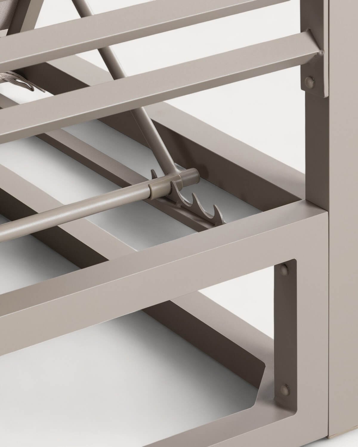 Mersia Liegendes Balinesisches Bettset und 2 Aluminium-Beistelltische (40x40 cm) Kreta Colours, Galeriebild 8