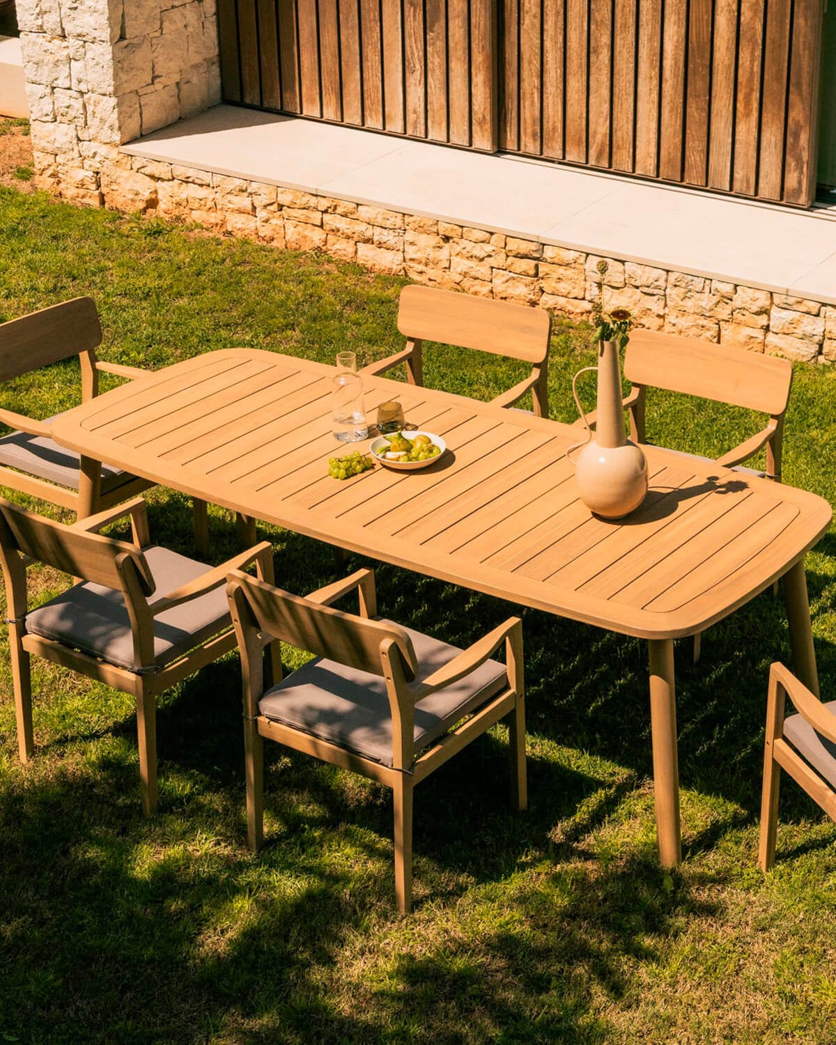 Set mit rechteckigem Tisch 240x100 cm und 6 Gartenstühlen mit Armlehnen aus Akazienholz Mirla, Galeriebild 2