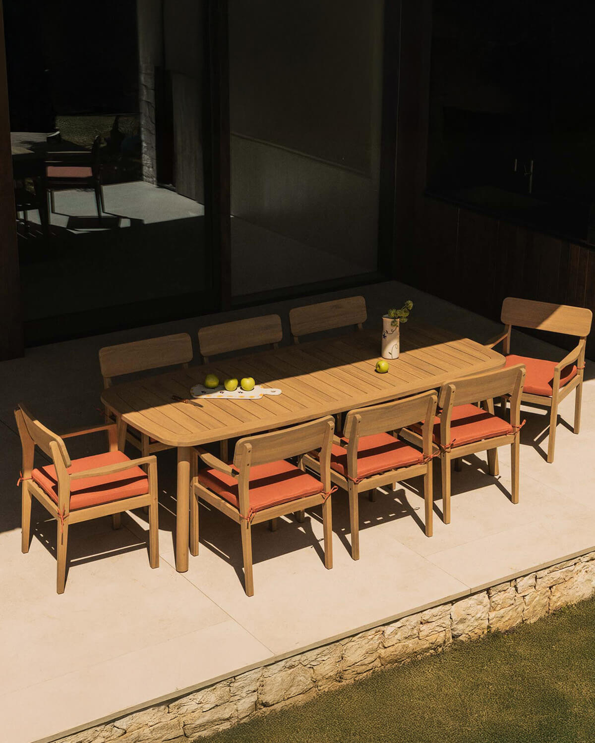 Rechteckiges Tischset (240x100 cm) und 8 Akazienholzstühle mit Armlehnen für den Außenbereich Marla, Galeriebild 2