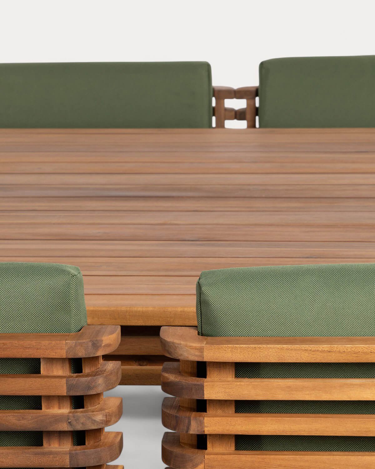 Set aus quadratischem Tisch (160x160 cm) und 8 Stühlen aus Akazienholz und Outdoor-Stoff Hazan, Galeriebild 5