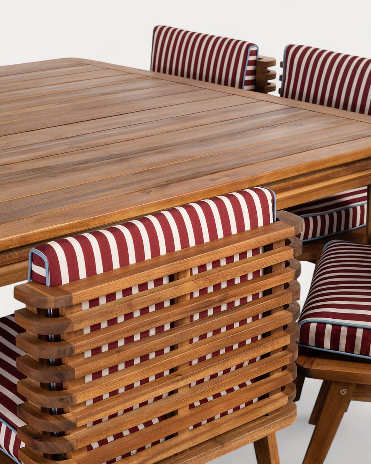 Set aus quadratischem Tisch (160x160 cm) und 8 Stühlen aus Akazienholz und Outdoor-Stoff Hazan, Galeriebild 4